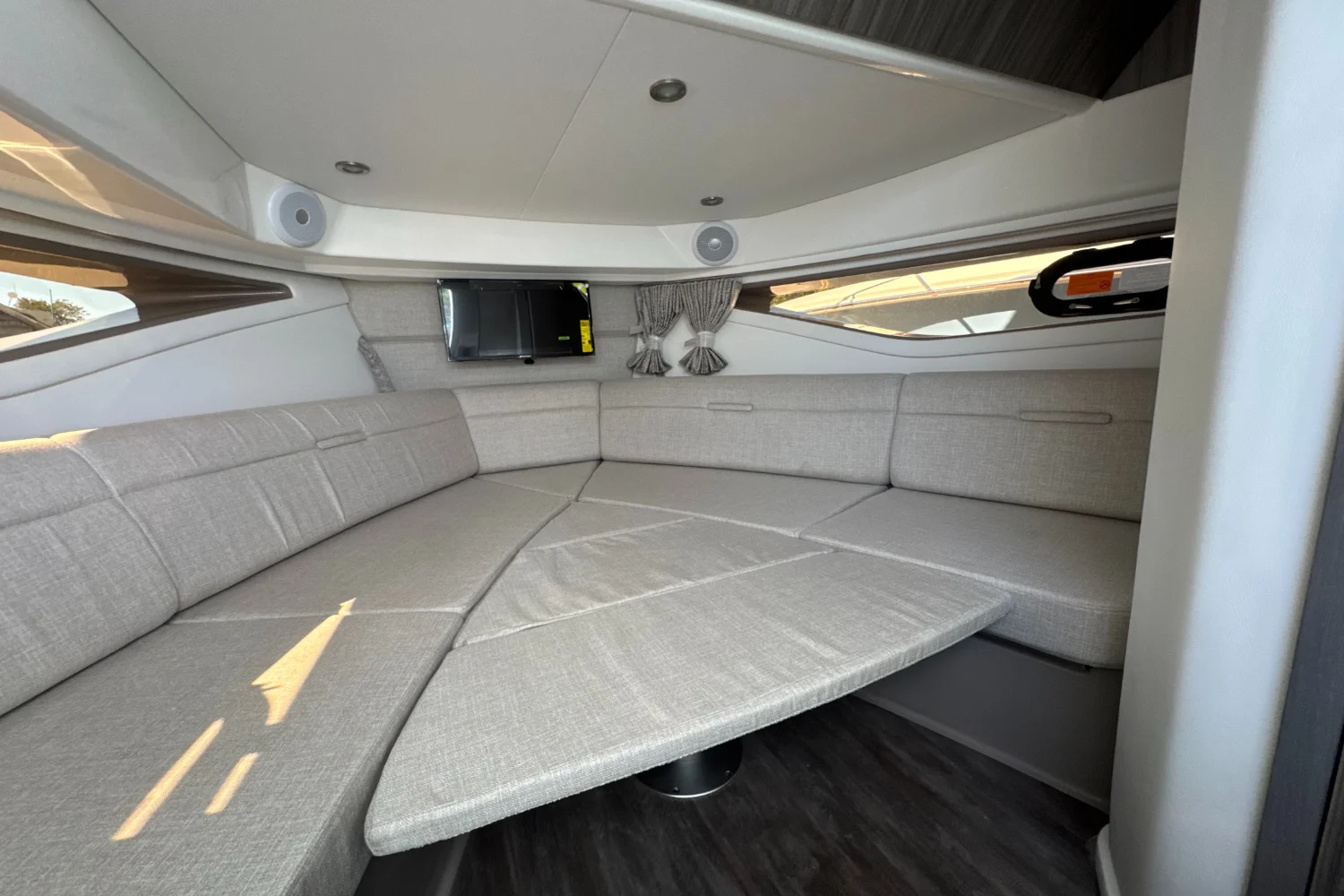 2026 Sea Ray Sundancer 320 Outboard Image Thumbnail #25