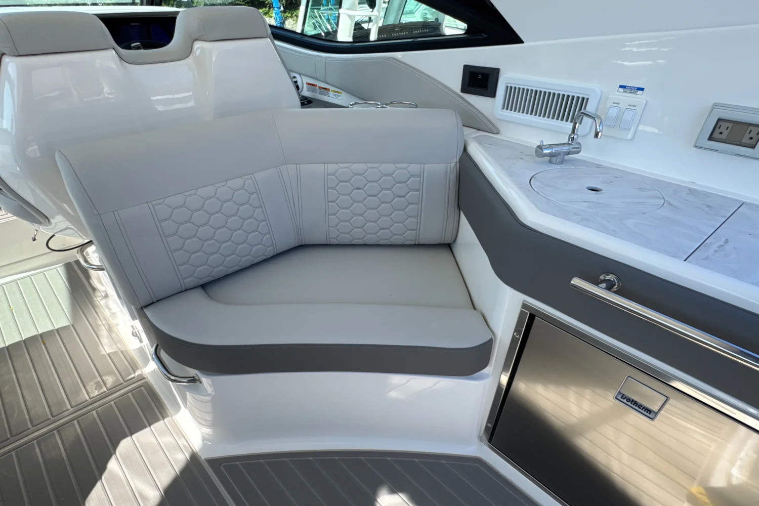 2026 Sea Ray Sundancer 320 Outboard Image Thumbnail #14