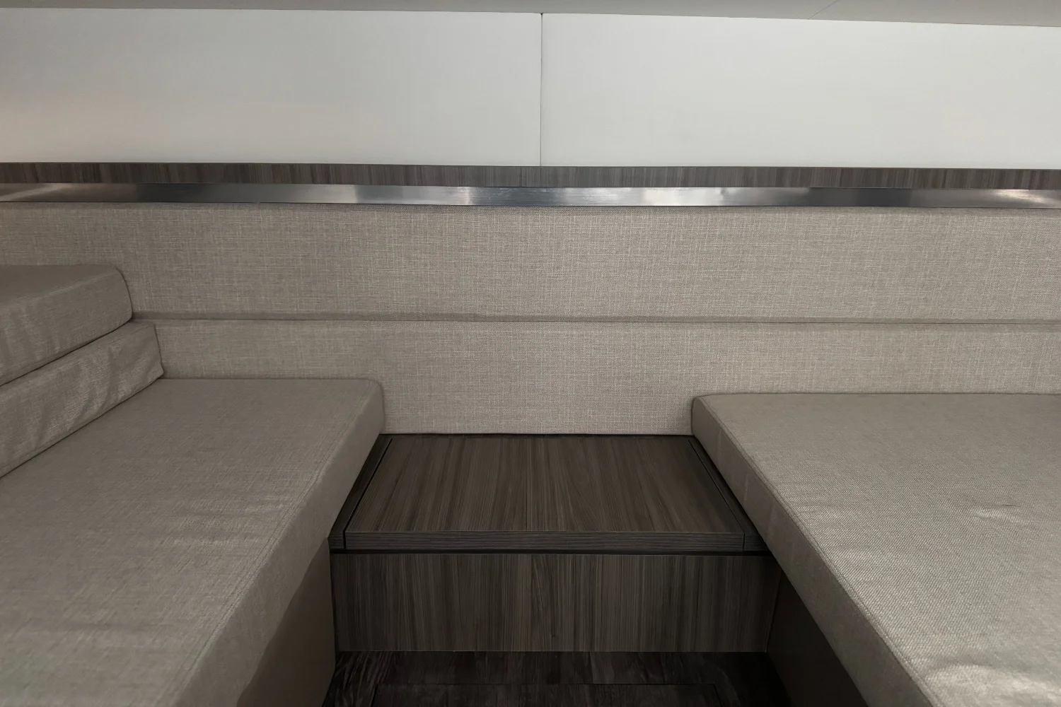 2026 Sea Ray Sundancer 320 Outboard Image Thumbnail #32