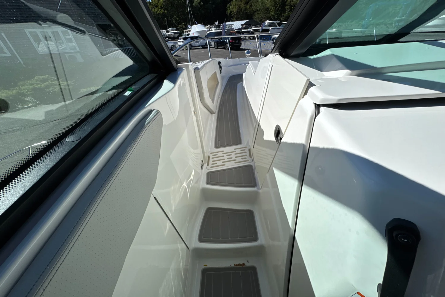 2026 Sea Ray Sundancer 320 Outboard Image Thumbnail #39