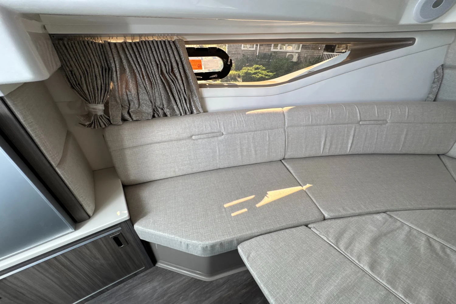 2026 Sea Ray Sundancer 320 Outboard Image Thumbnail #23