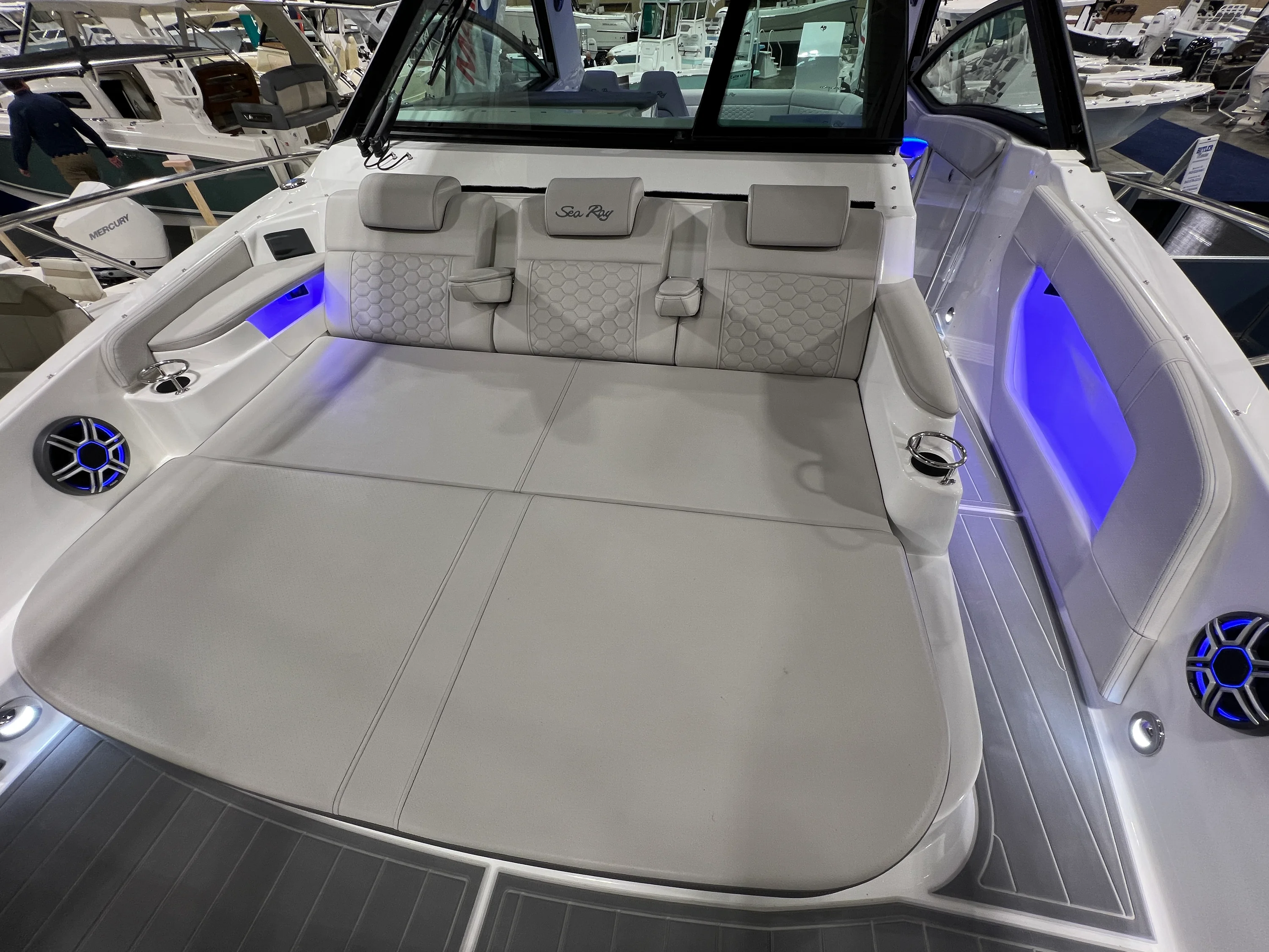 2026 Sea Ray Sundancer 320 Outboard Image Thumbnail #28