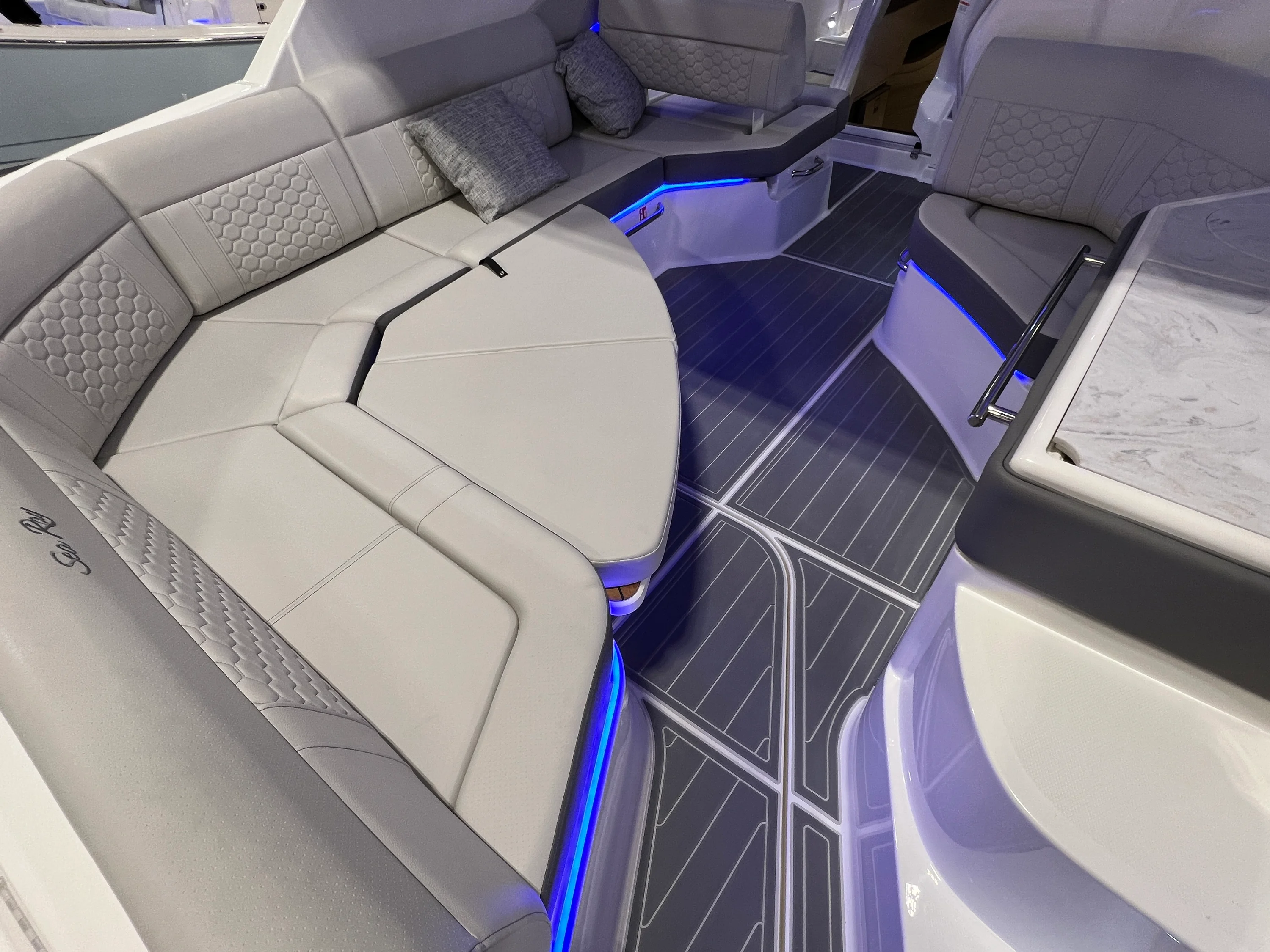 2026 Sea Ray Sundancer 320 Outboard Image Thumbnail #7