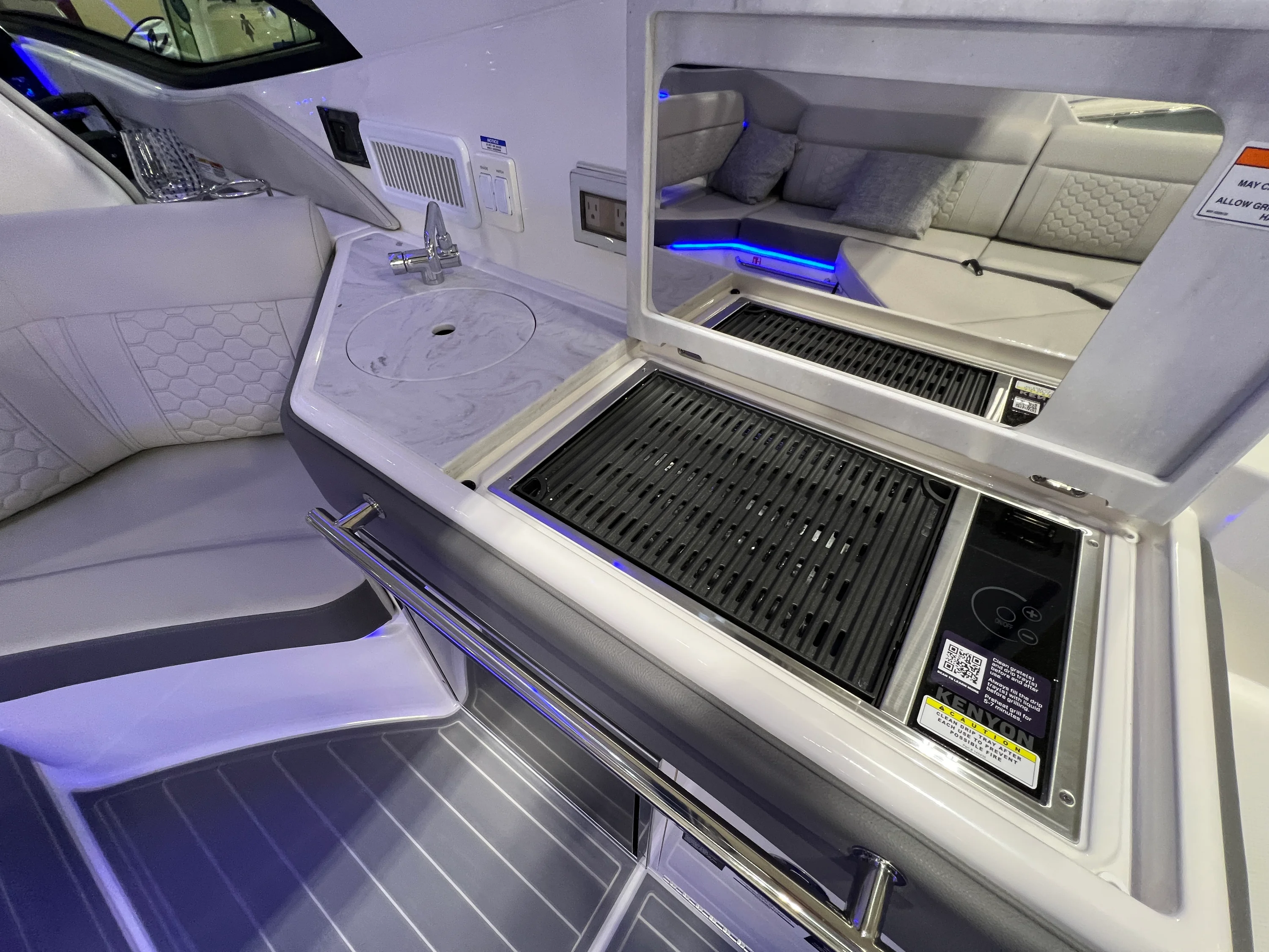 2026 Sea Ray Sundancer 320 Outboard Image Thumbnail #11