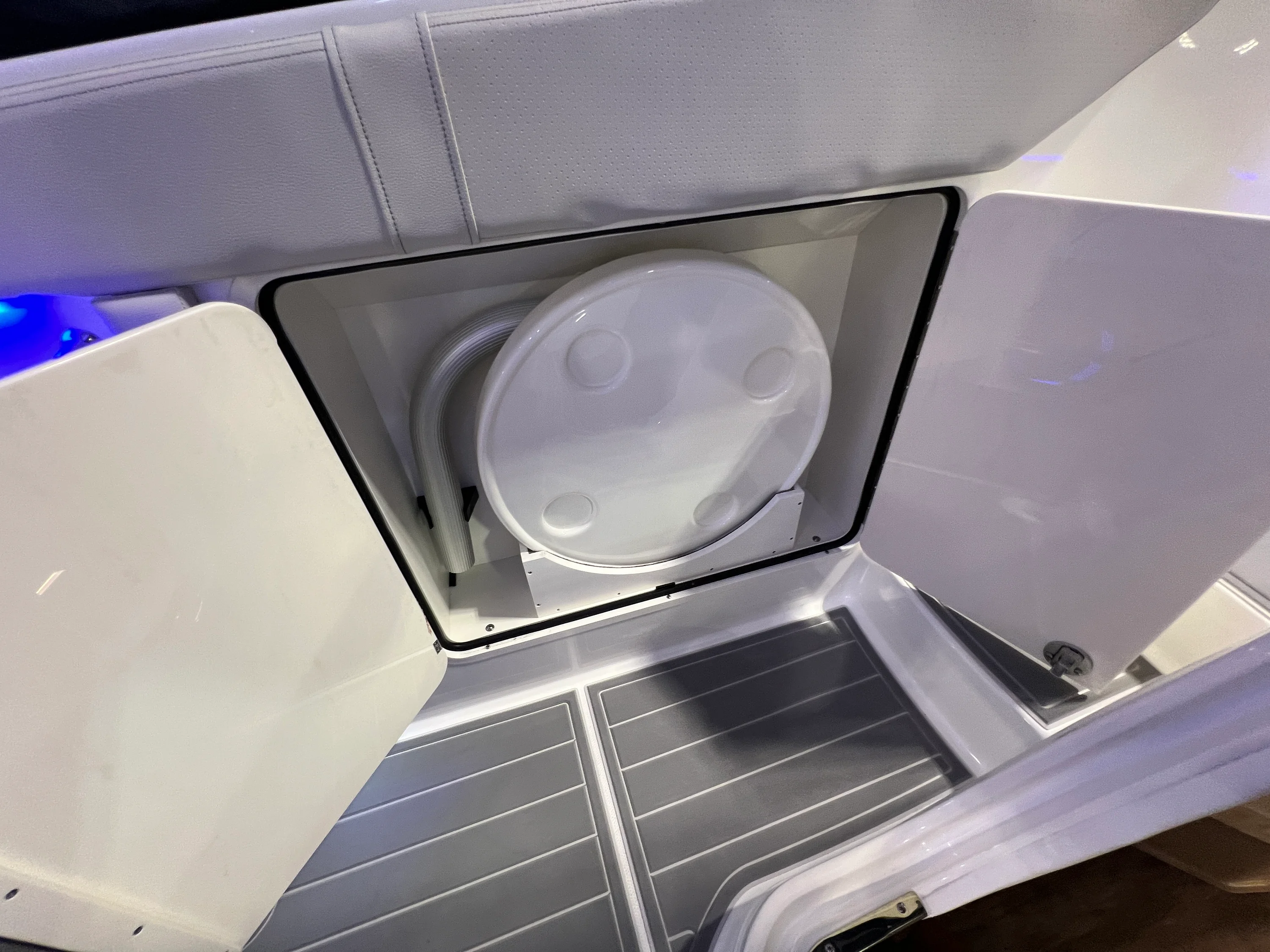 2026 Sea Ray Sundancer 320 Outboard Image Thumbnail #25