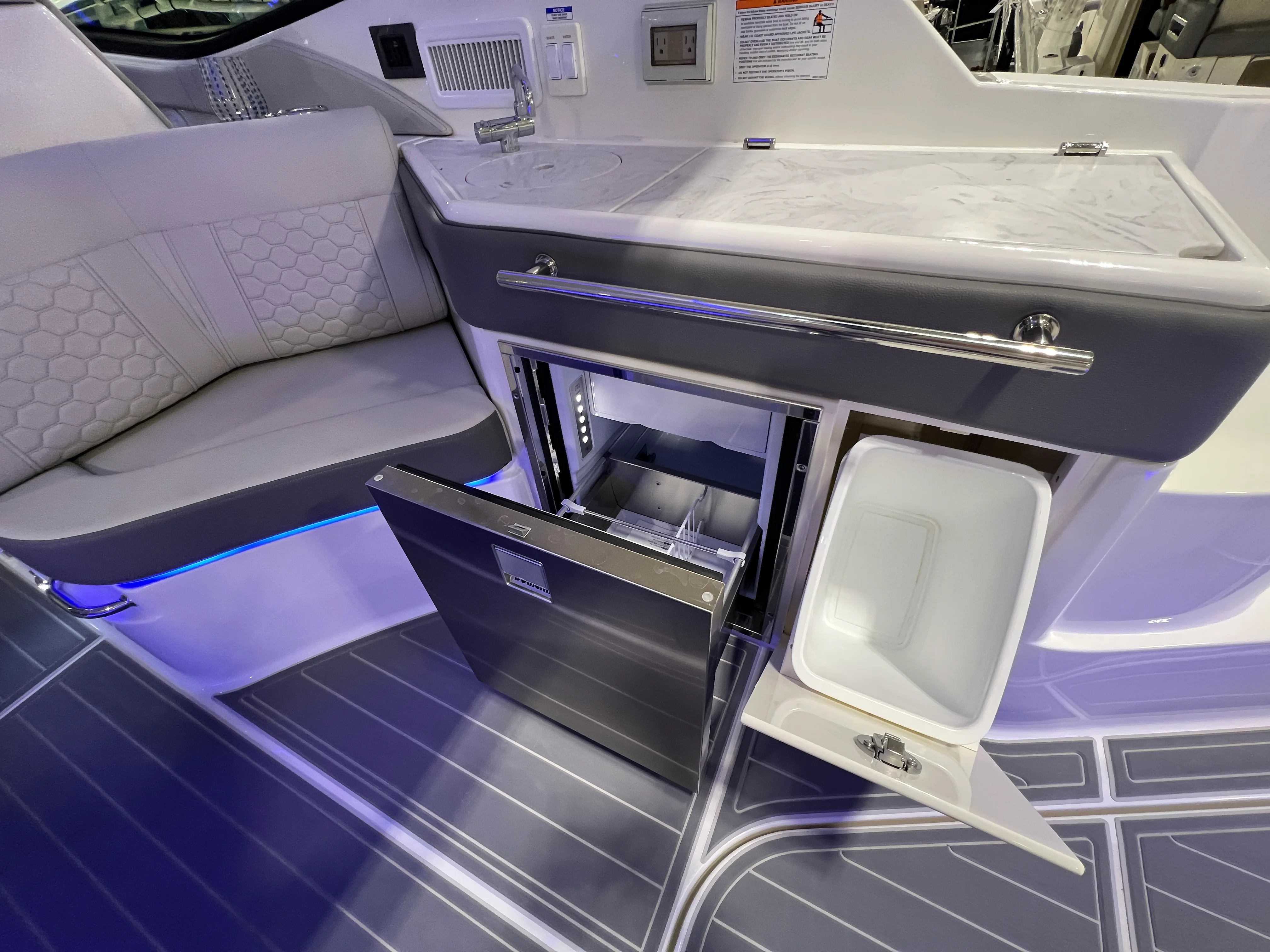 2026 Sea Ray Sundancer 320 Outboard Image Thumbnail #10