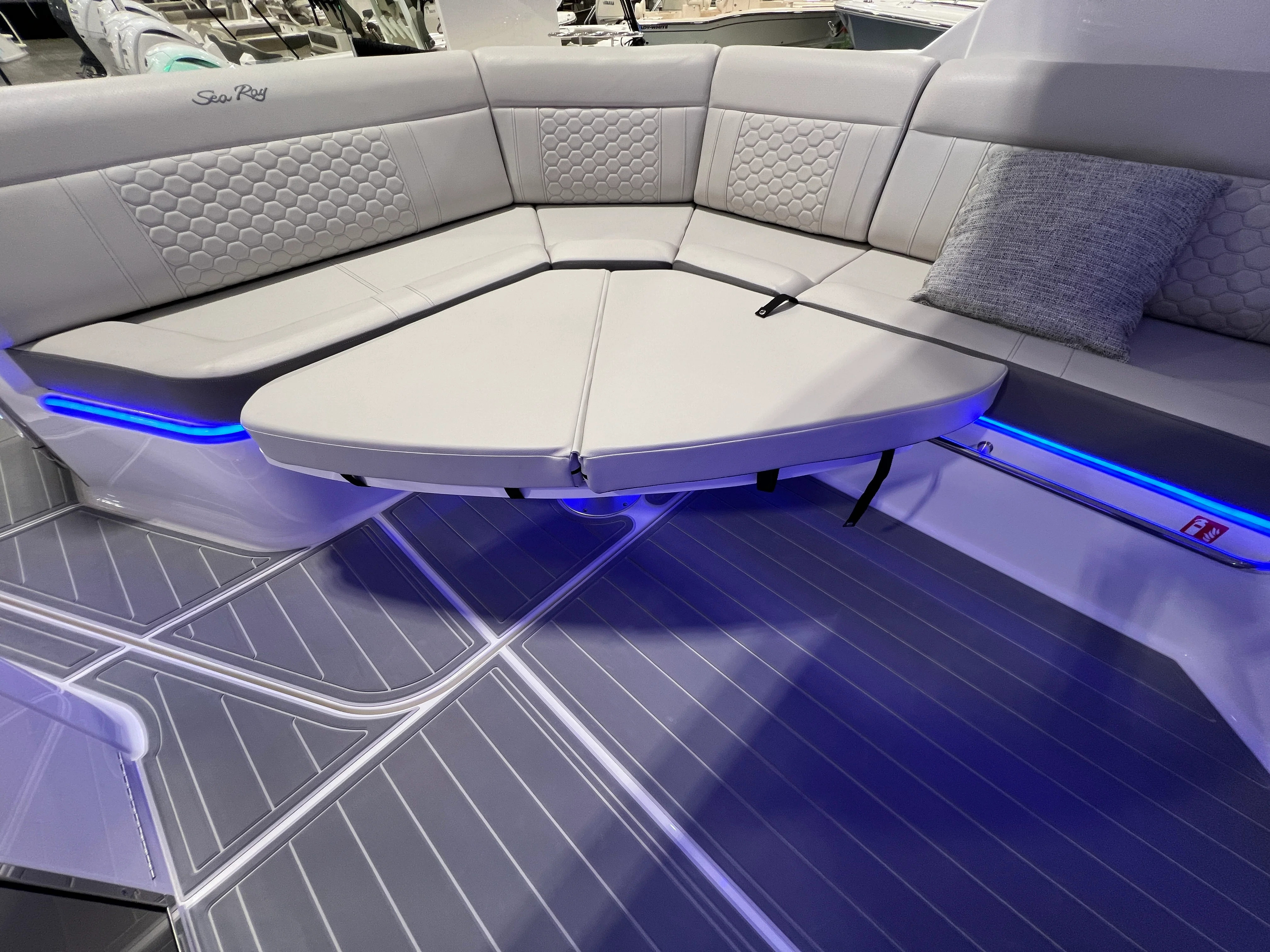 2026 Sea Ray Sundancer 320 Outboard Image Thumbnail #8