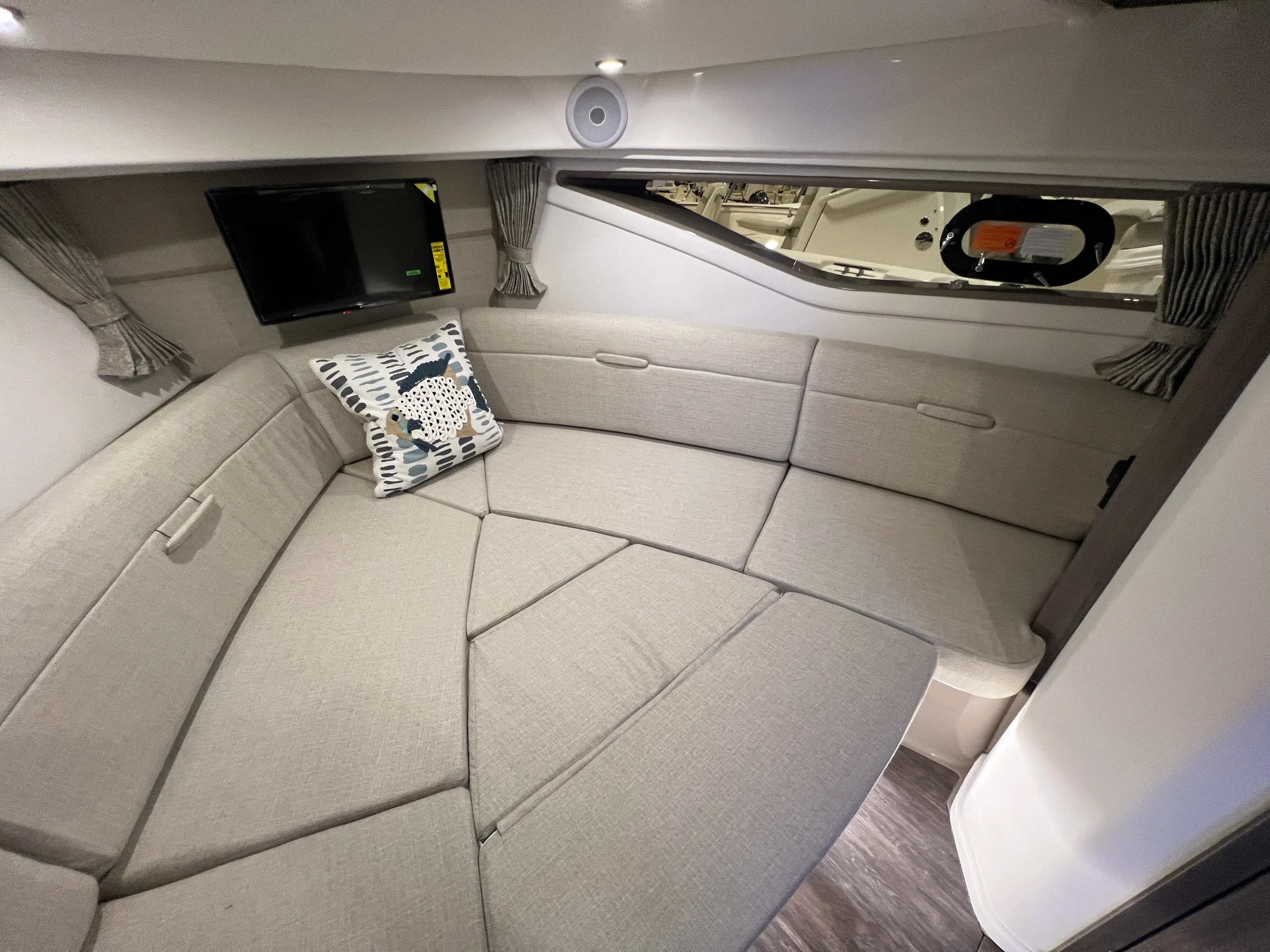 2026 Sea Ray Sundancer 320 Outboard Image Thumbnail #19