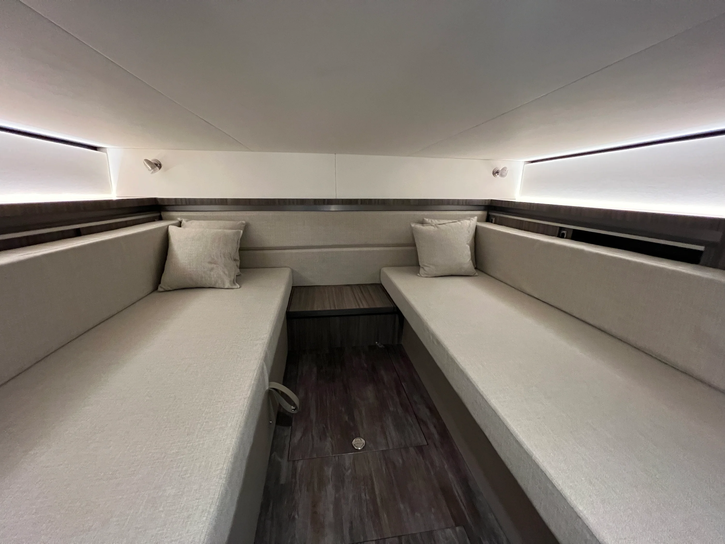 2026 Sea Ray Sundancer 320 Outboard Image Thumbnail #20