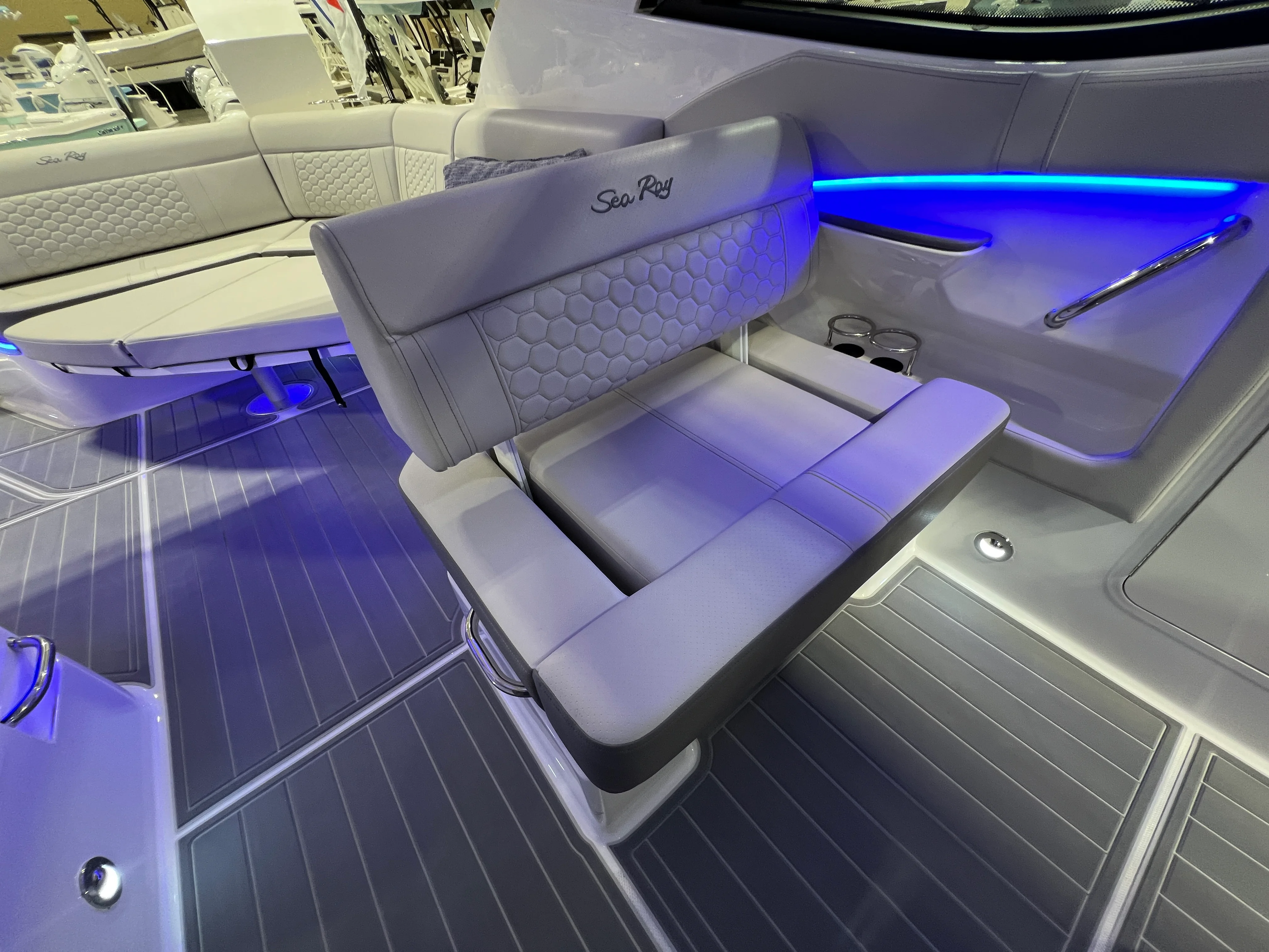 2026 Sea Ray Sundancer 320 Outboard Image Thumbnail #12