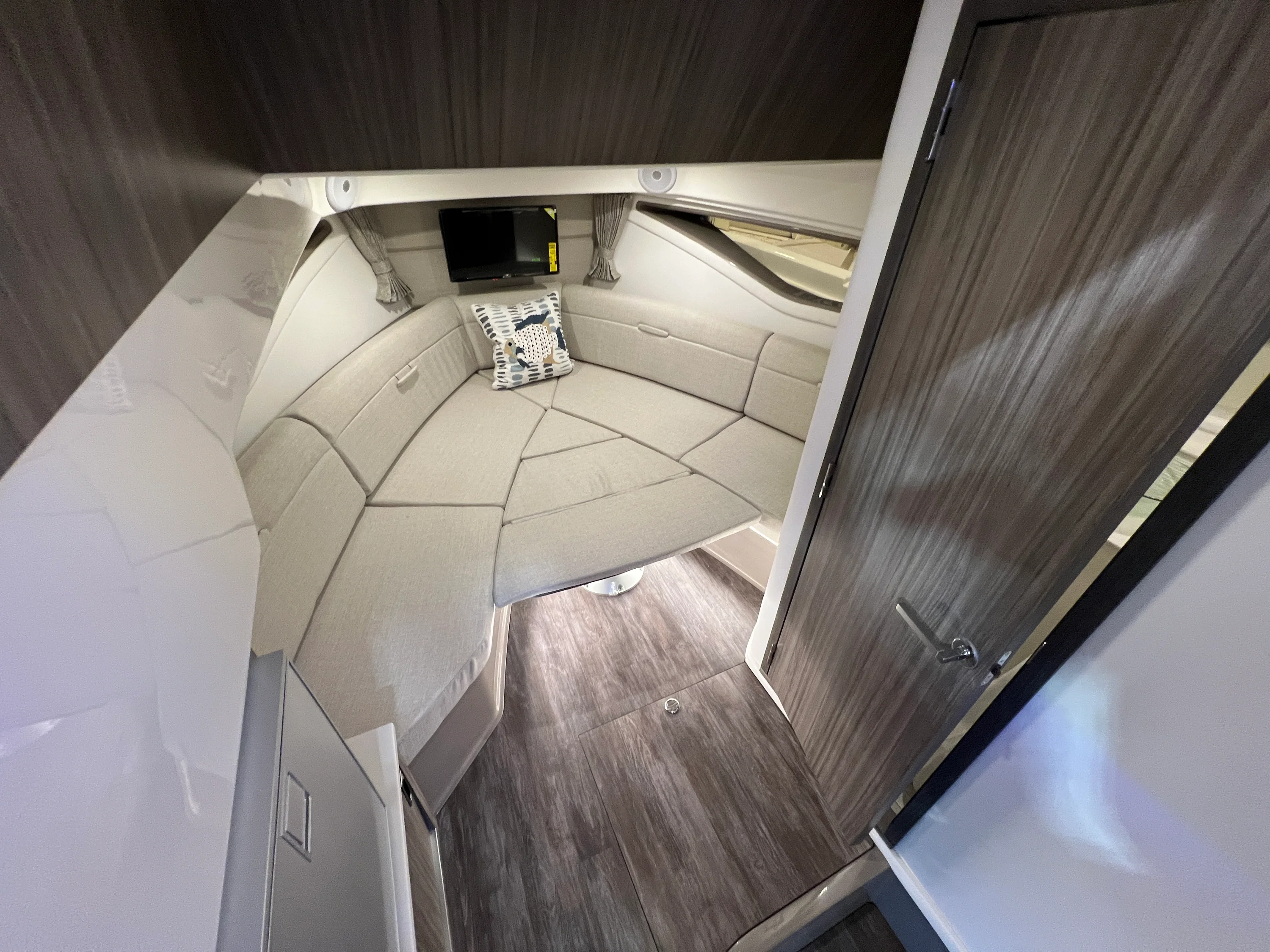 2026 Sea Ray Sundancer 320 Outboard Image Thumbnail #18