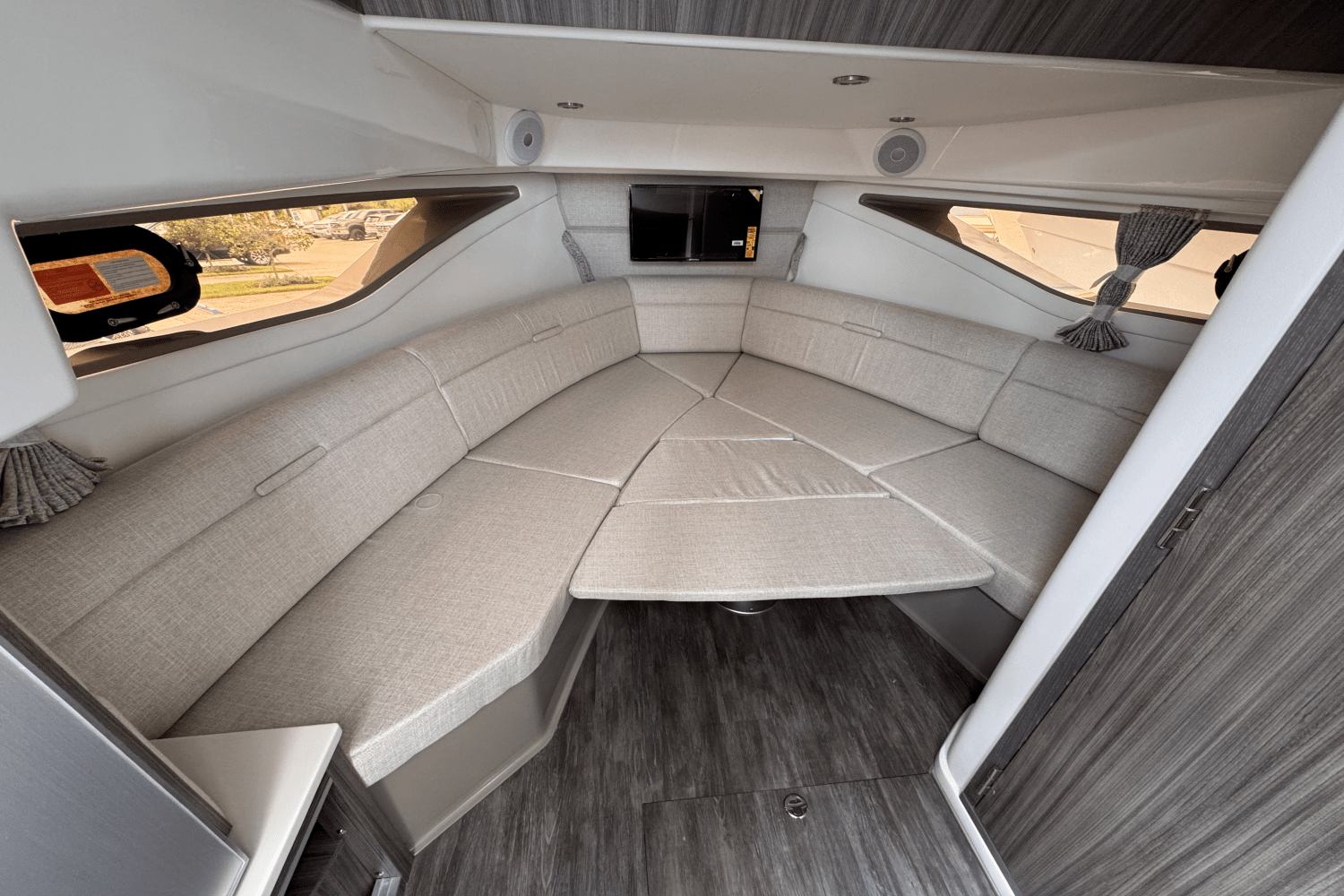 2026 Sea Ray Sundancer 320 Outboard Image Thumbnail #18