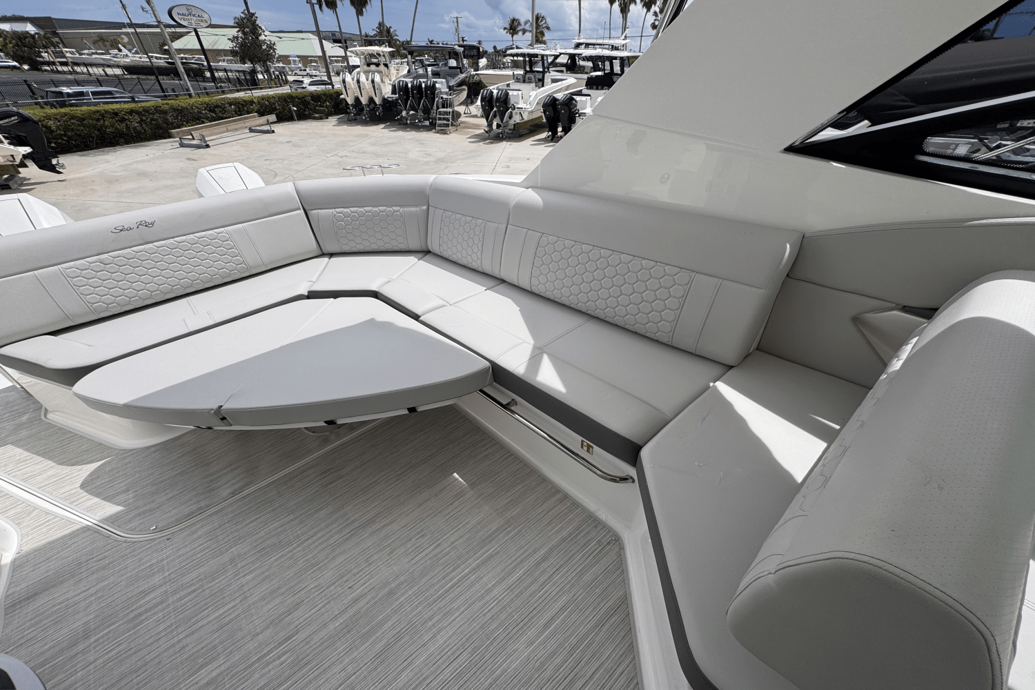 2026 Sea Ray Sundancer 320 Outboard Image Thumbnail #4
