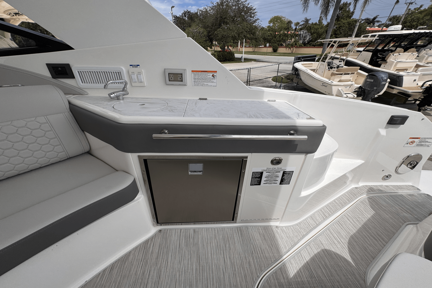 2026 Sea Ray Sundancer 320 Outboard Image Thumbnail #8