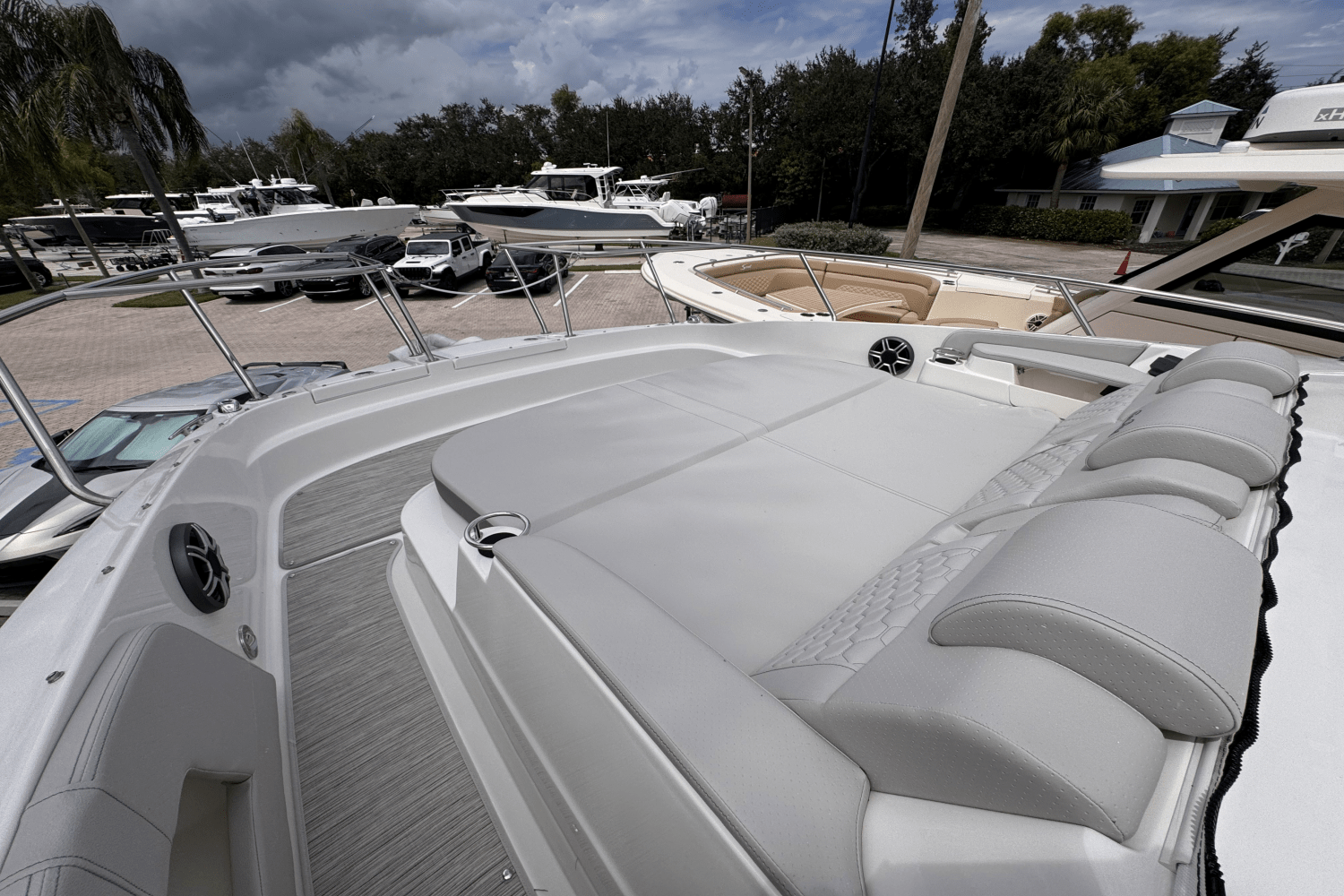 2026 Sea Ray Sundancer 320 Outboard Image Thumbnail #16
