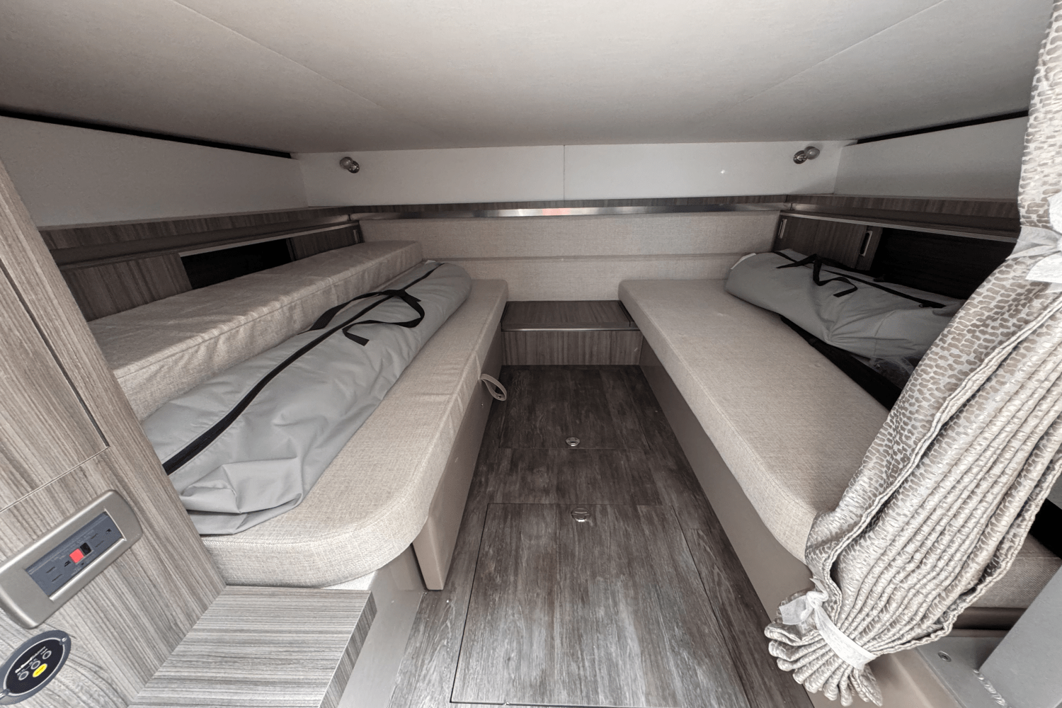 2026 Sea Ray Sundancer 320 Outboard Image Thumbnail #21