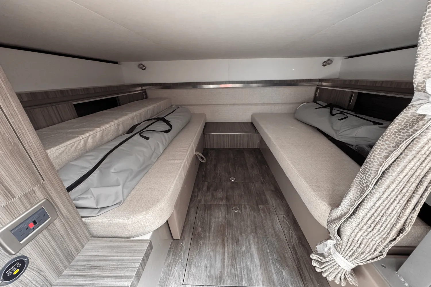 2026 Sea Ray Sundancer 320 Outboard Image Thumbnail #22