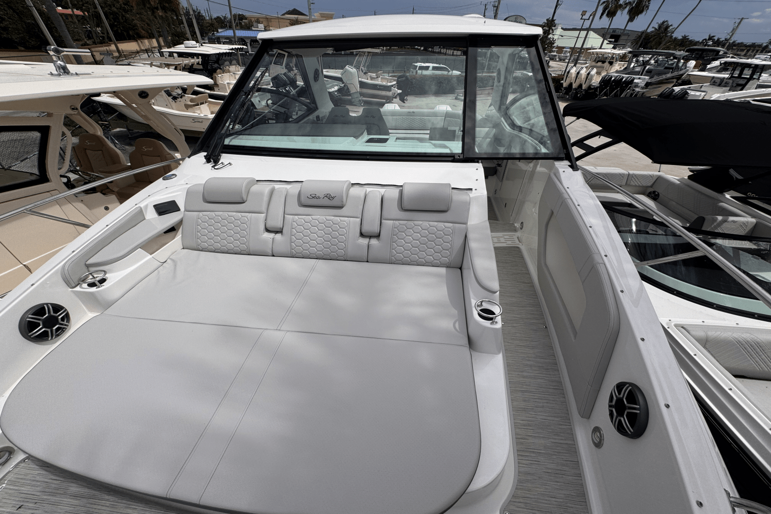 2026 Sea Ray Sundancer 320 Outboard Image Thumbnail #14