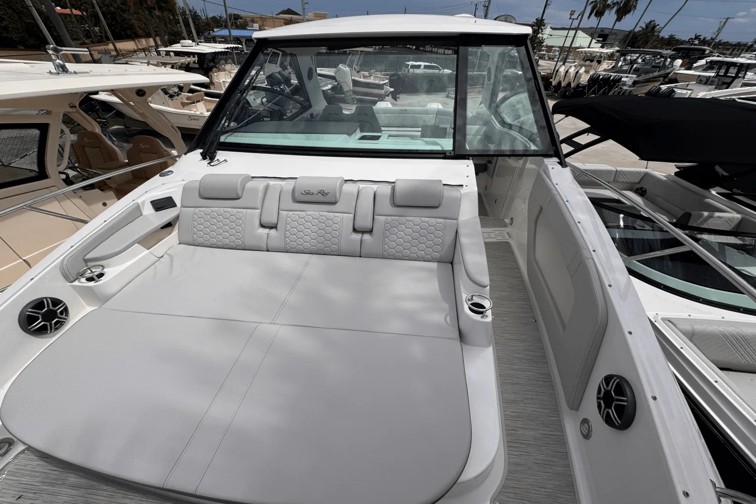 2026 Sea Ray Sundancer 320 Outboard Image Thumbnail #15