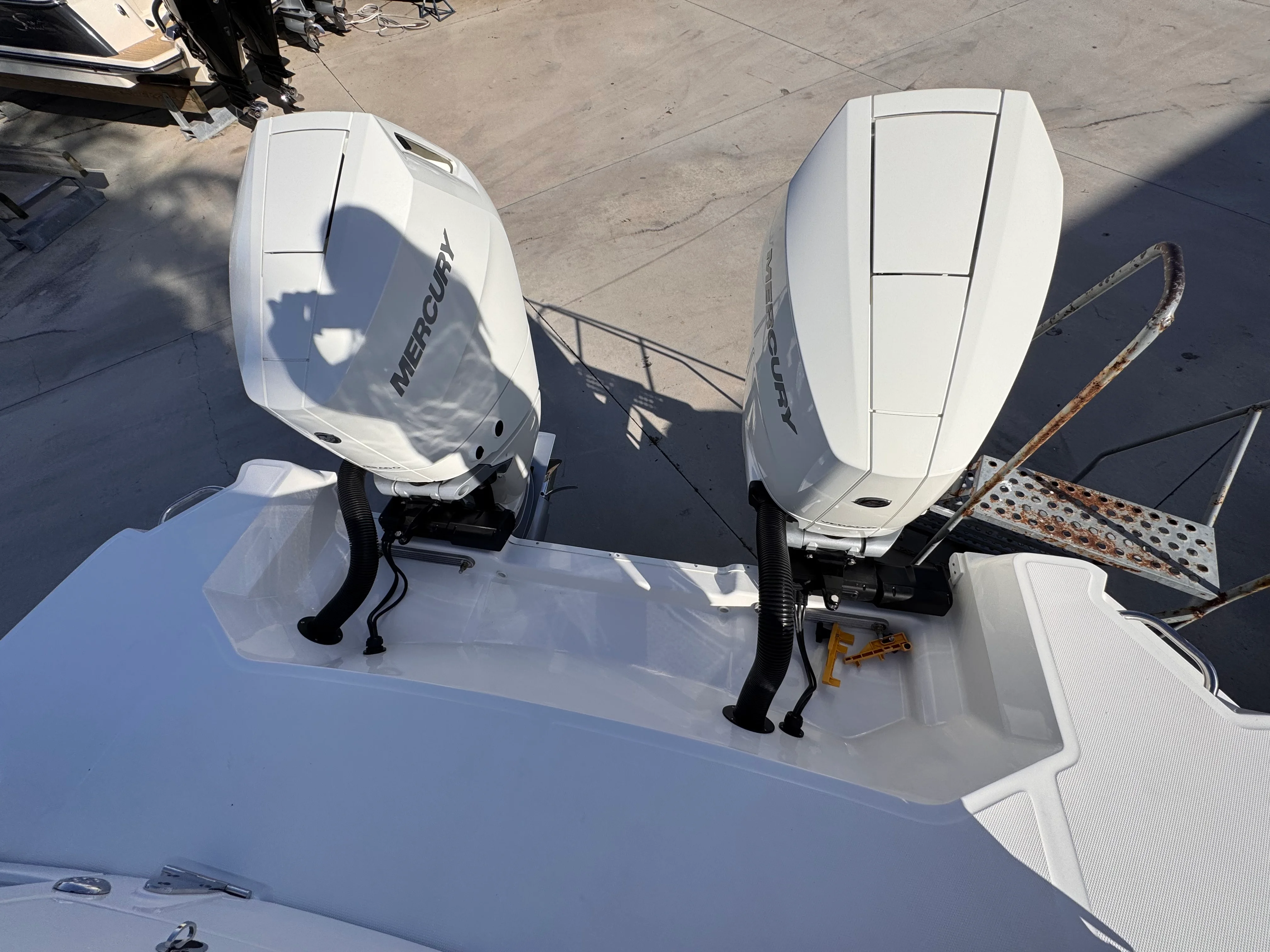 2026 Sea Ray Sundancer 320 Outboard Image Thumbnail #2