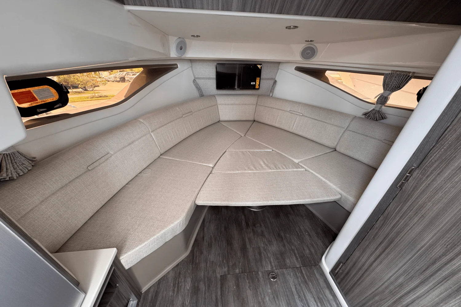 2026 Sea Ray Sundancer 320 Outboard Image Thumbnail #19