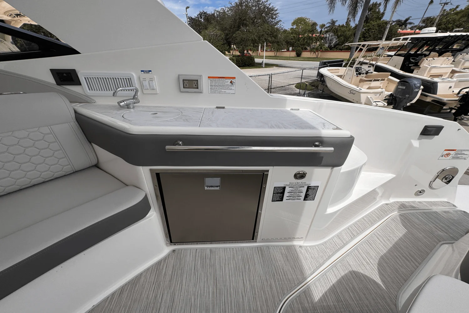 2026 Sea Ray Sundancer 320 Outboard Image Thumbnail #9