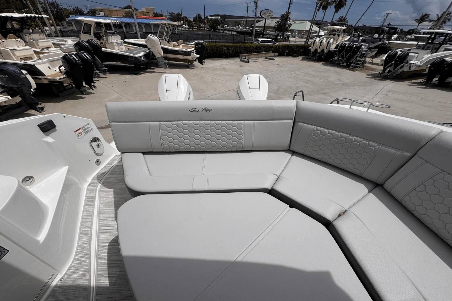 2026 Sea Ray Sundancer 320 Outboard Image Thumbnail #4