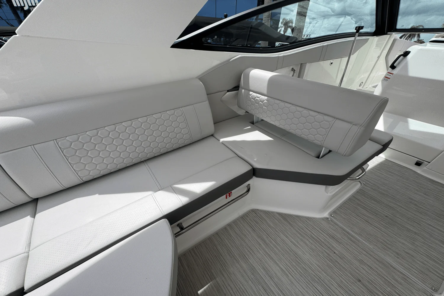 2026 Sea Ray Sundancer 320 Outboard Image Thumbnail #6