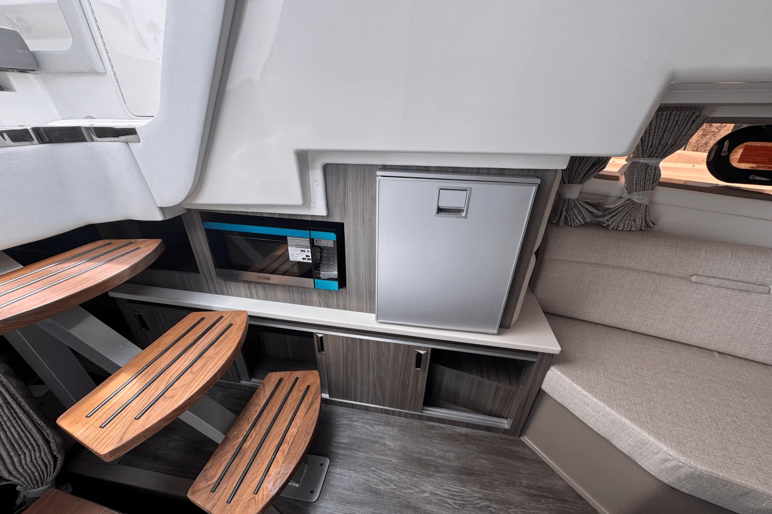 2026 Sea Ray Sundancer 320 Outboard Image Thumbnail #16