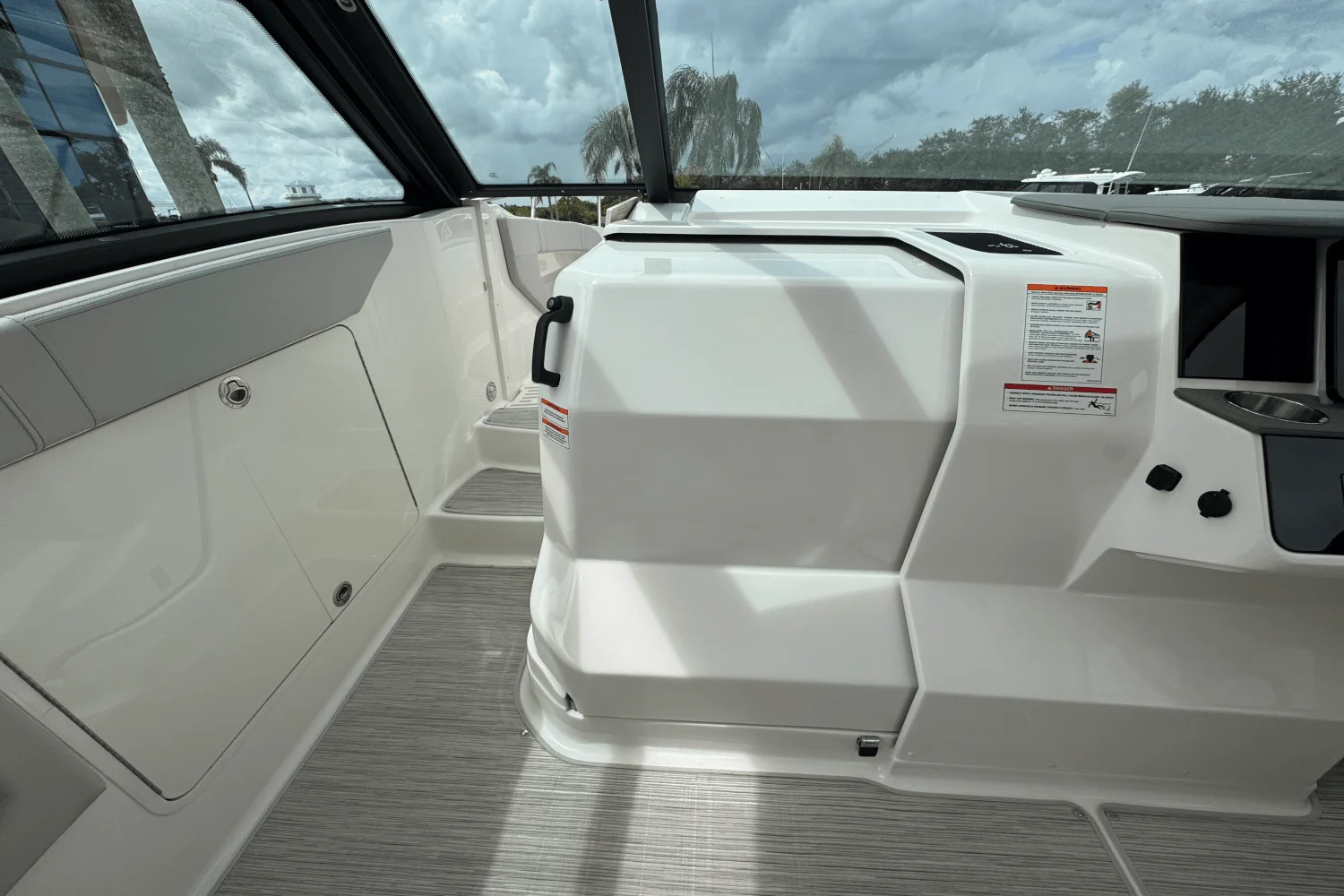 2026 Sea Ray Sundancer 320 Outboard Image Thumbnail #11
