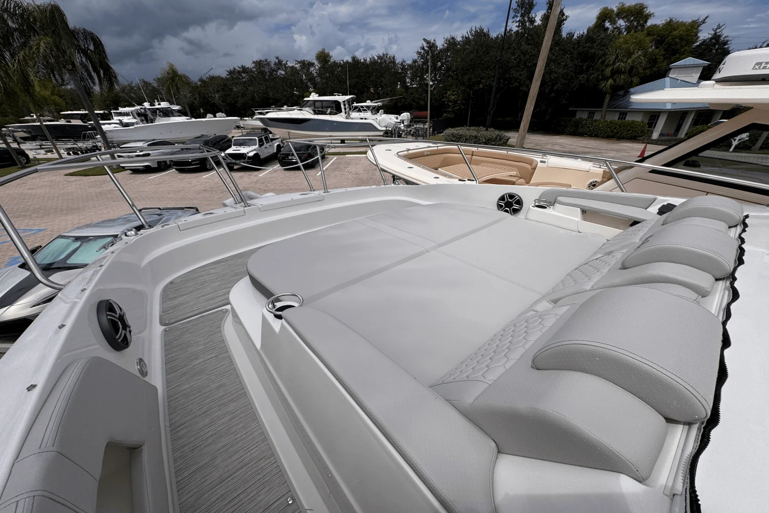 2026 Sea Ray Sundancer 320 Outboard Image Thumbnail #17