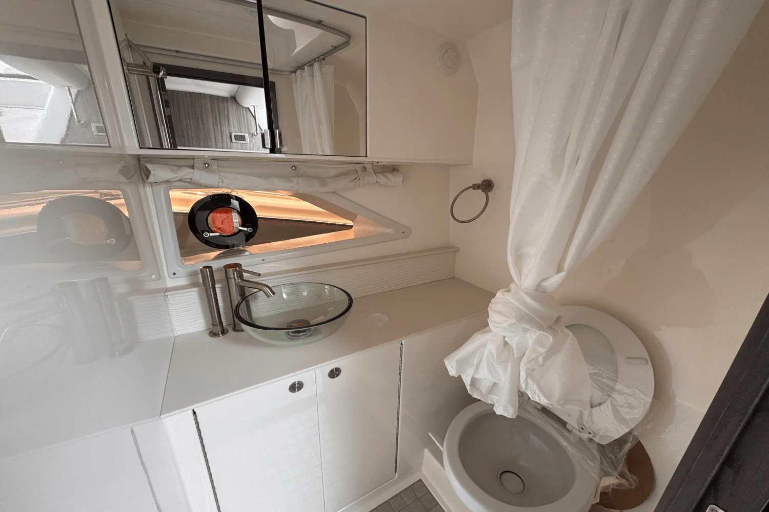 2026 Sea Ray Sundancer 320 Outboard Image Thumbnail #20