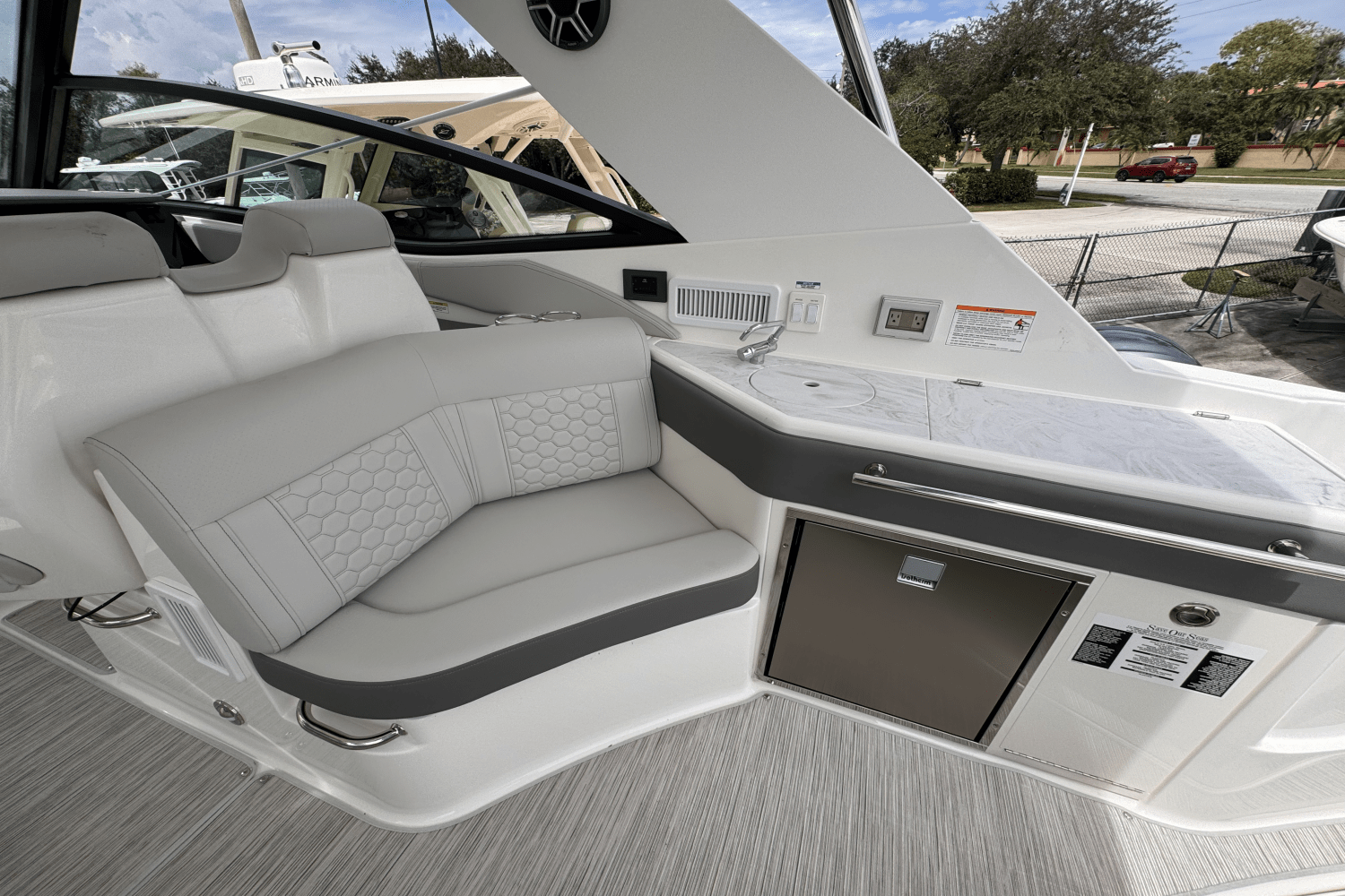 2026 Sea Ray Sundancer 320 Outboard Image Thumbnail #7