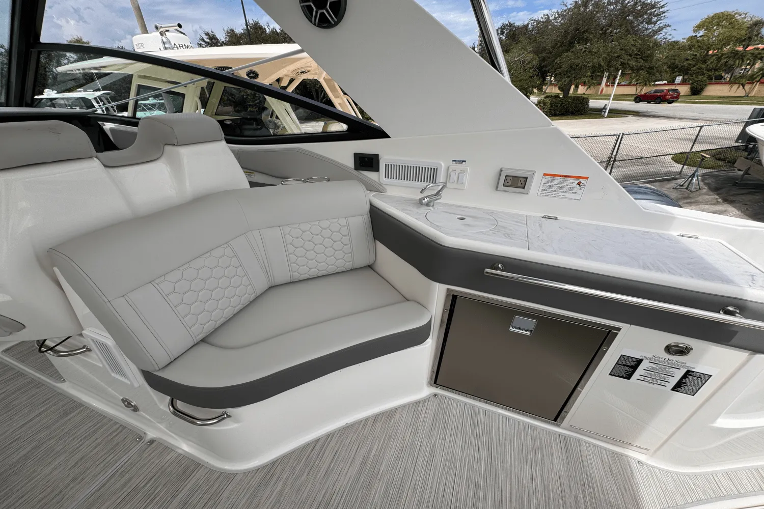 2026 Sea Ray Sundancer 320 Outboard Image Thumbnail #8
