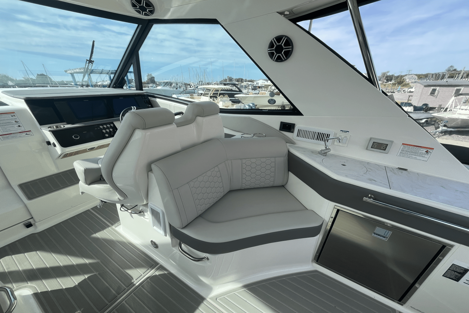2026 Sea Ray Sundancer 320 Outboard Image Thumbnail #11