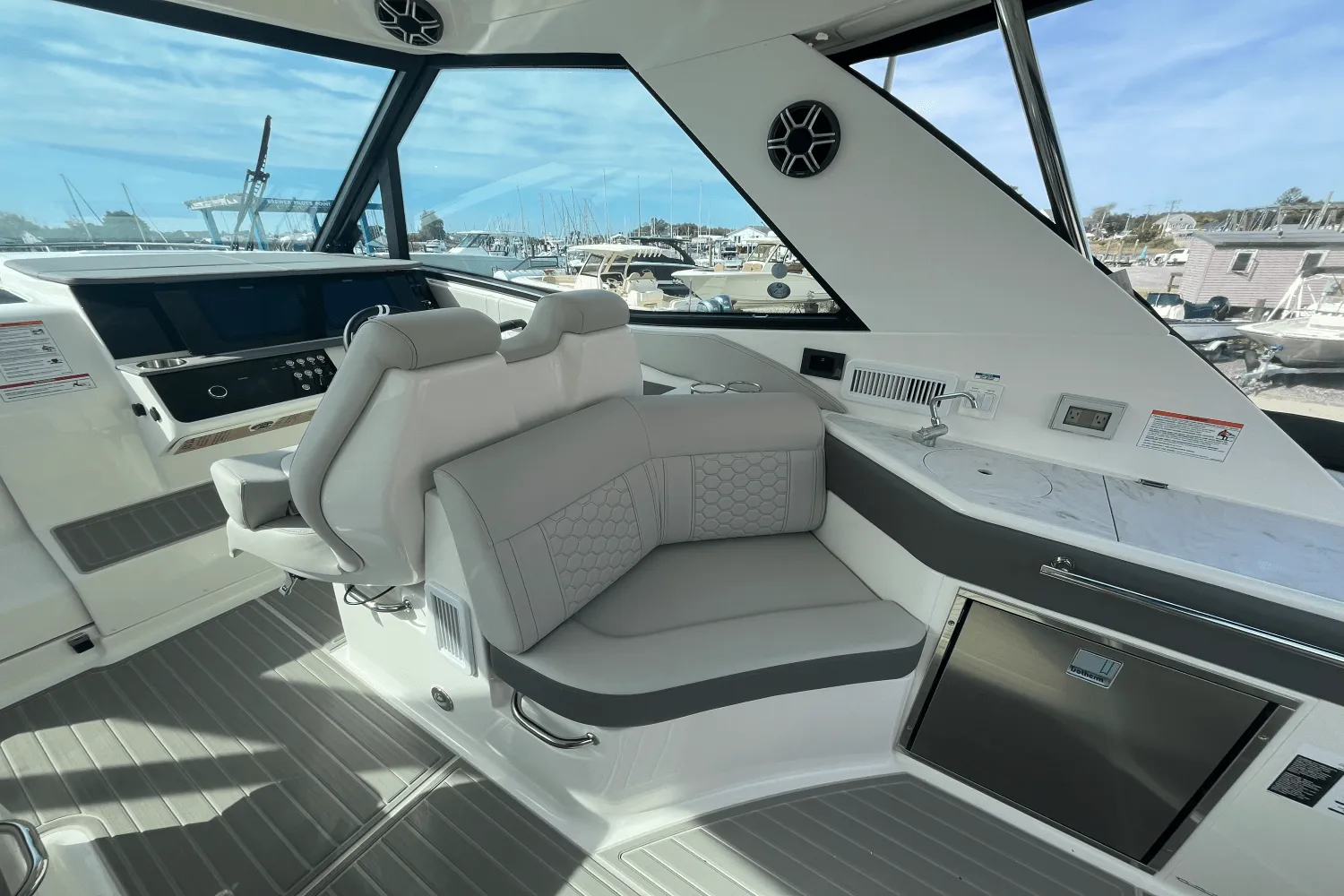 2026 Sea Ray Sundancer 320 Outboard Image Thumbnail #11