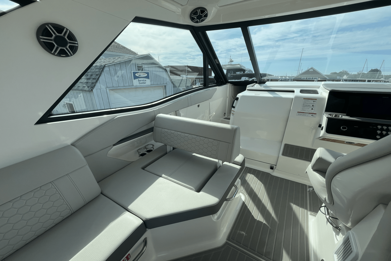2026 Sea Ray Sundancer 320 Outboard Image Thumbnail #10