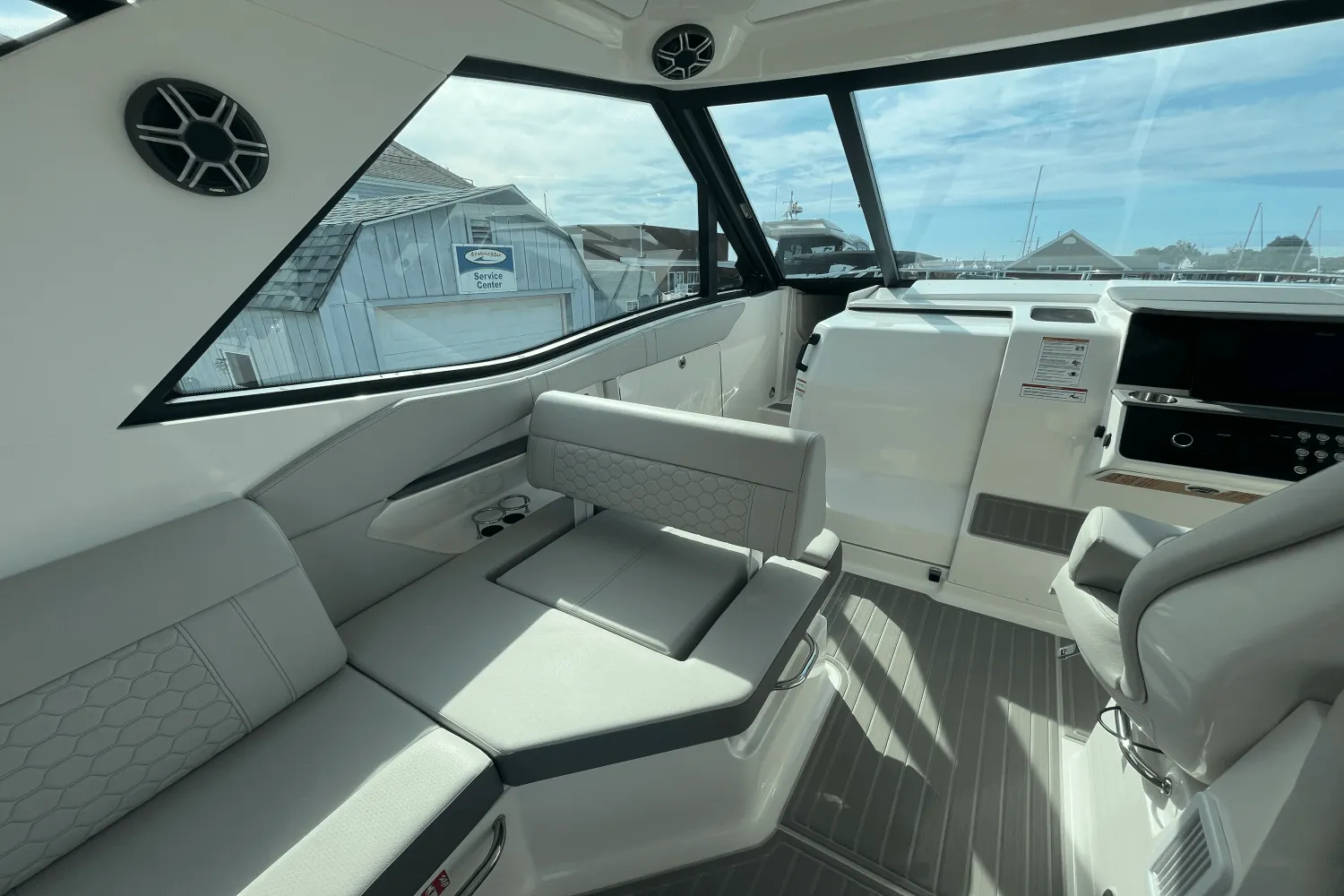 2026 Sea Ray Sundancer 320 Outboard Image Thumbnail #10
