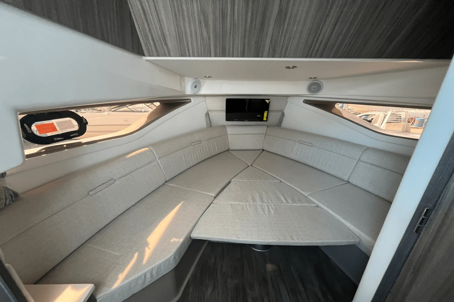 2026 Sea Ray Sundancer 320 Outboard Image Thumbnail #22