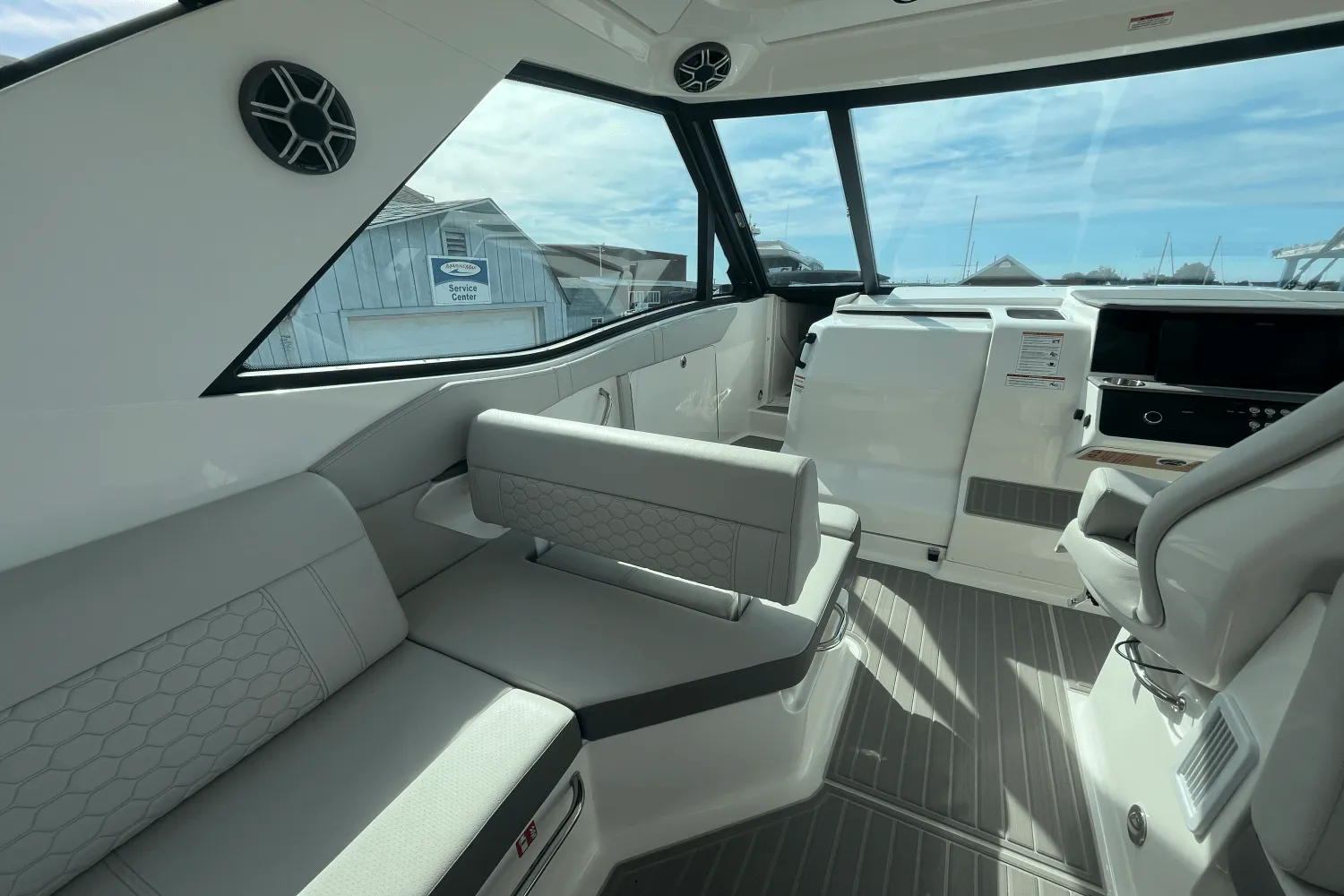 2026 Sea Ray Sundancer 320 Outboard Image Thumbnail #9