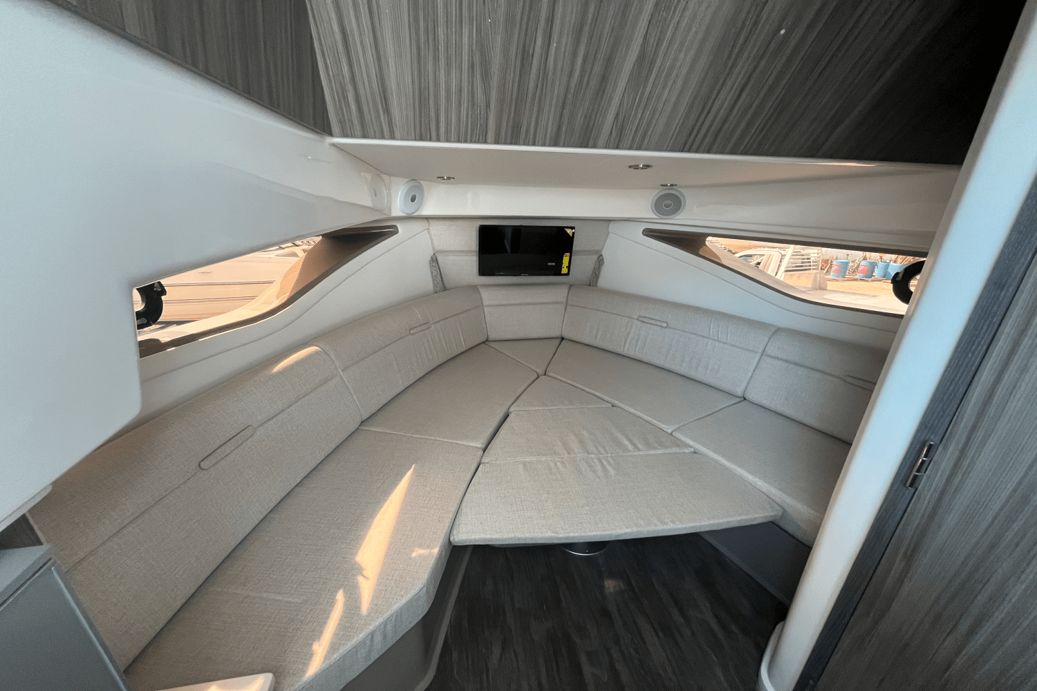 2026 Sea Ray Sundancer 320 Outboard Image Thumbnail #23