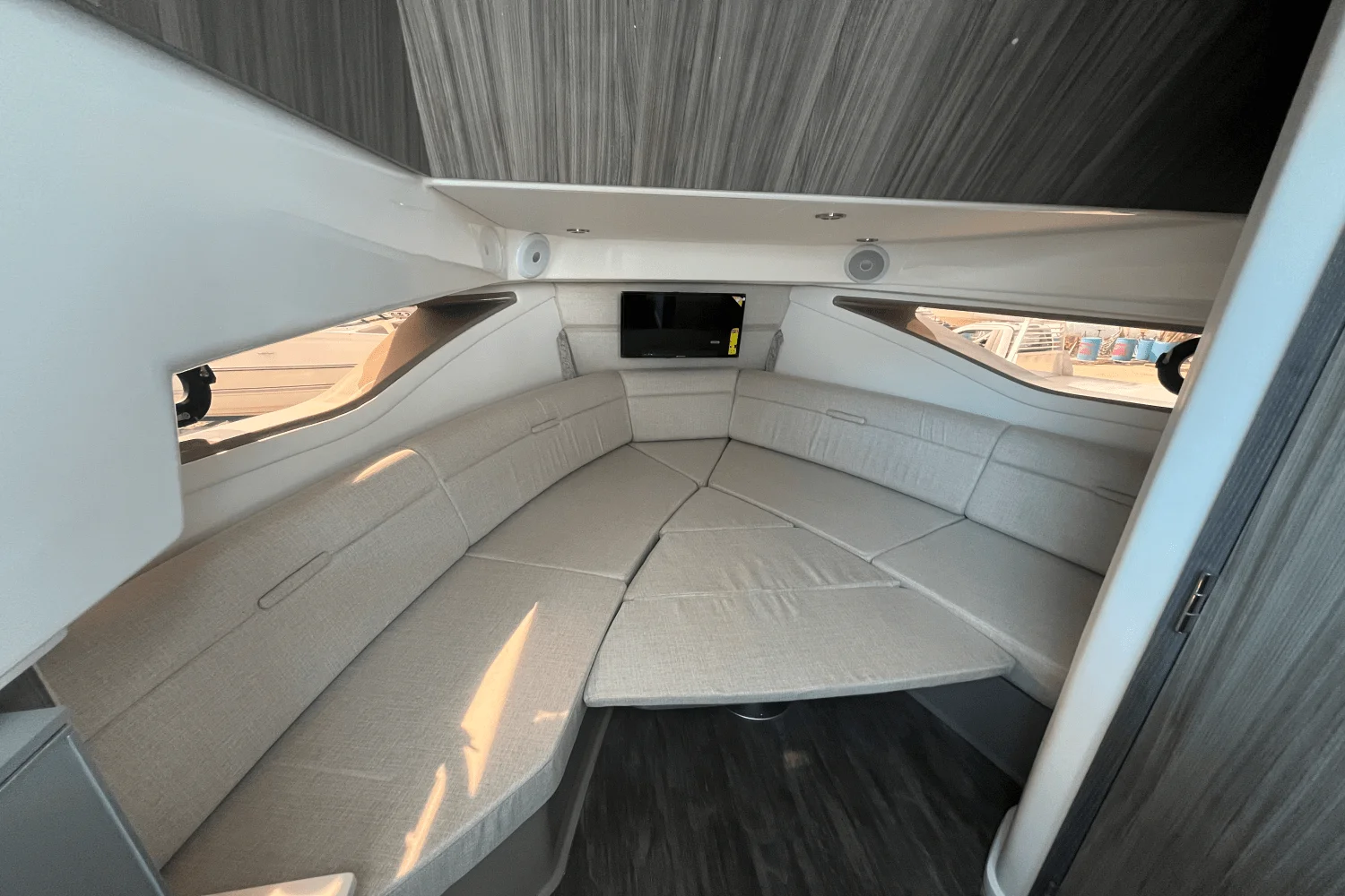 2026 Sea Ray Sundancer 320 Outboard Image Thumbnail #23