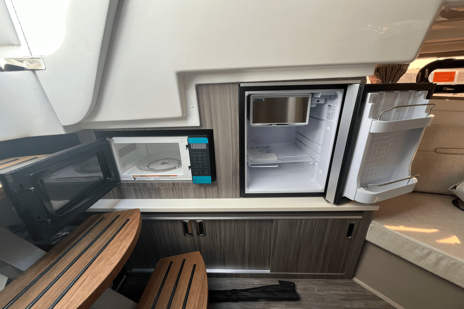 2026 Sea Ray Sundancer 320 Outboard Image Thumbnail #29