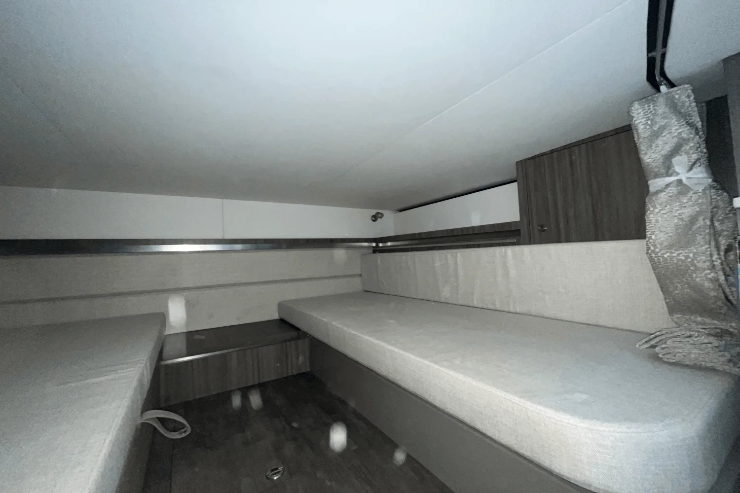 2026 Sea Ray Sundancer 320 Outboard Image Thumbnail #17