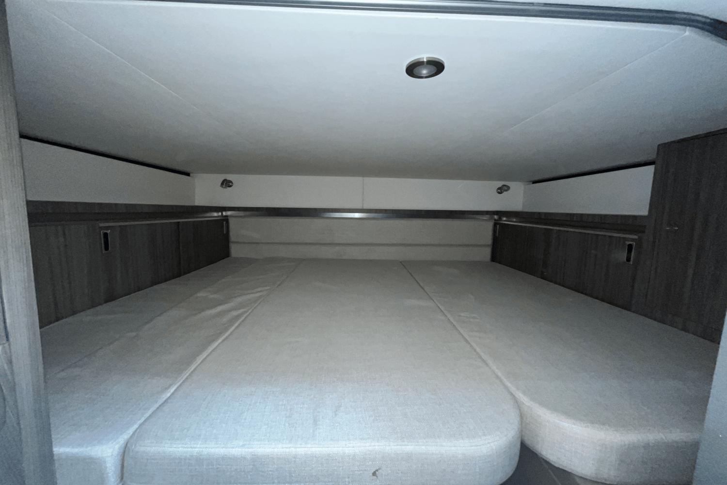 2026 Sea Ray Sundancer 320 Outboard Image Thumbnail #19