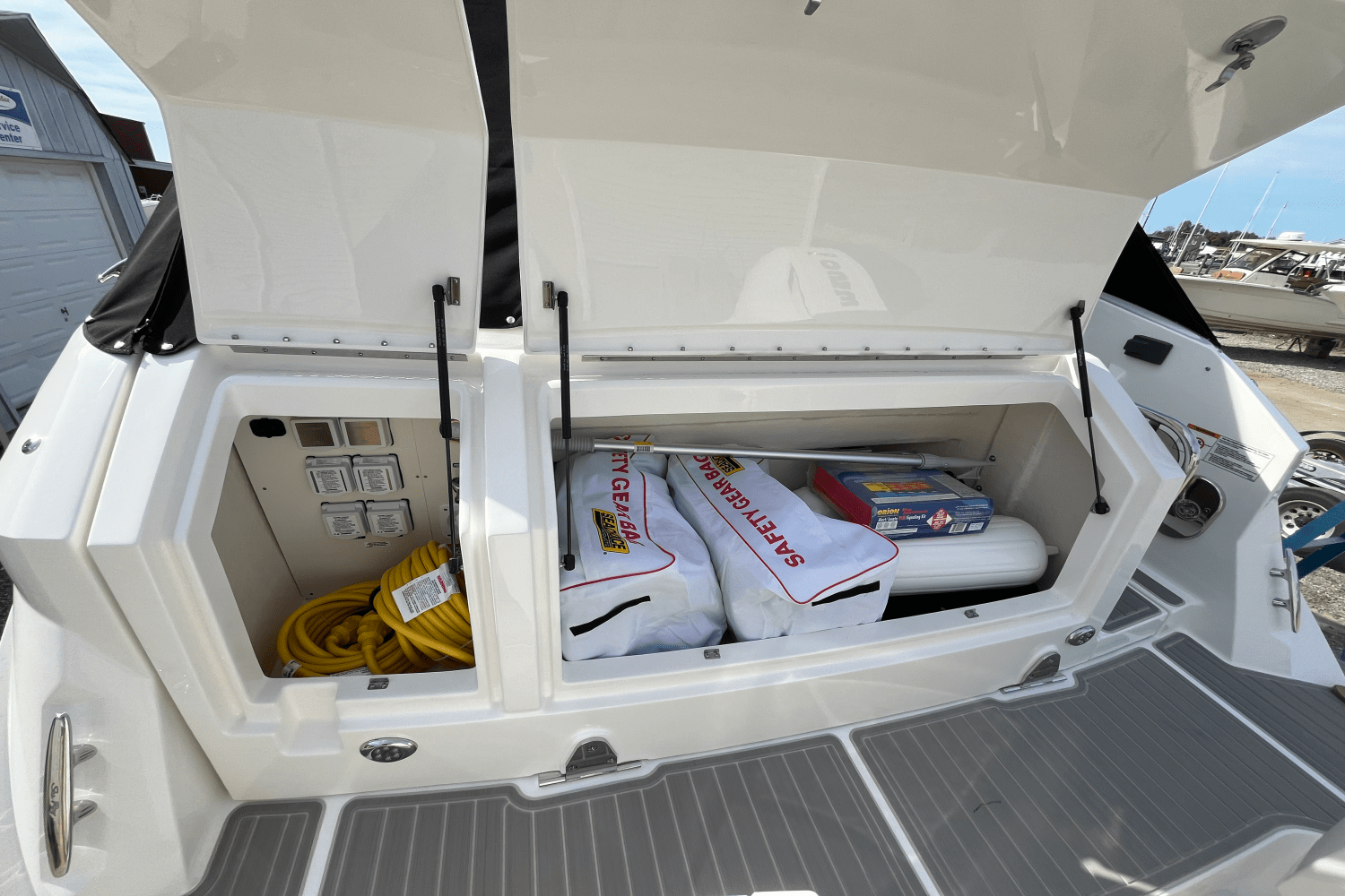 2026 Sea Ray Sundancer 320 Outboard Image Thumbnail #4