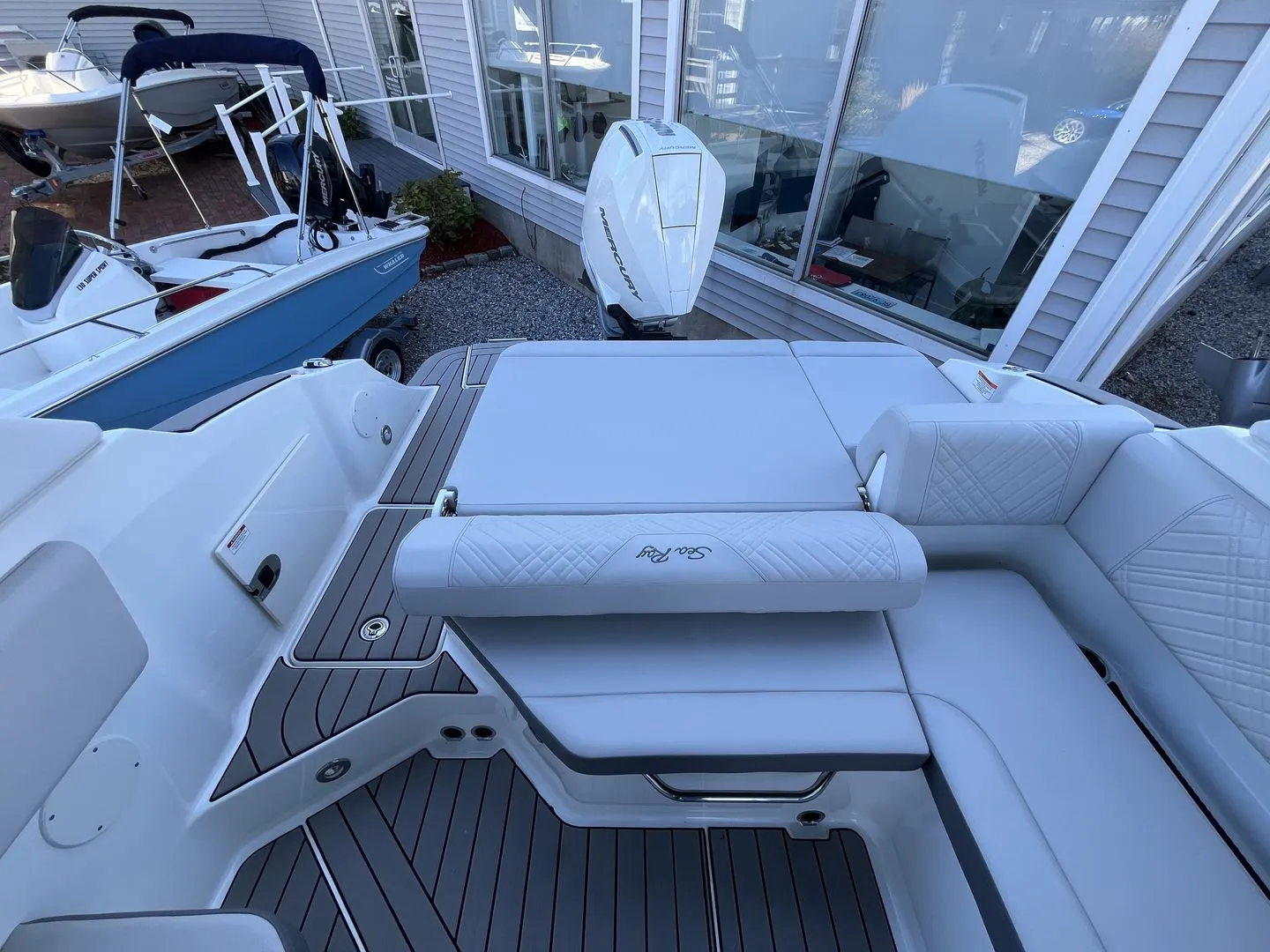 2026 Sea Ray SDX 230 Outboard Image Thumbnail #6