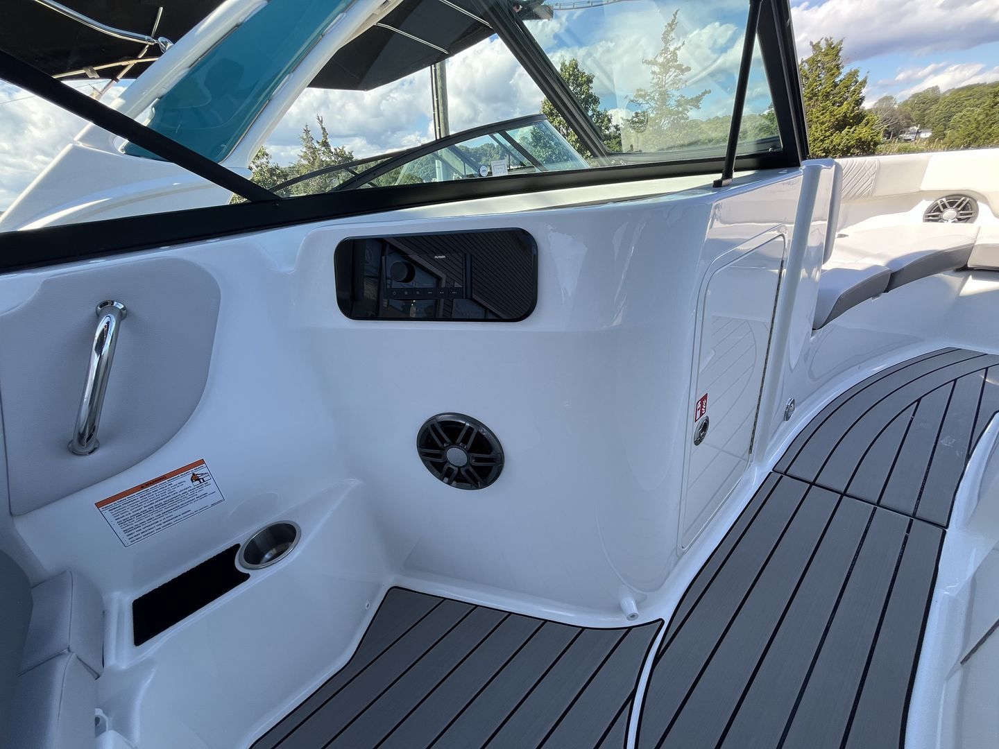 2026 Sea Ray SDX 230 Outboard Image Thumbnail #15