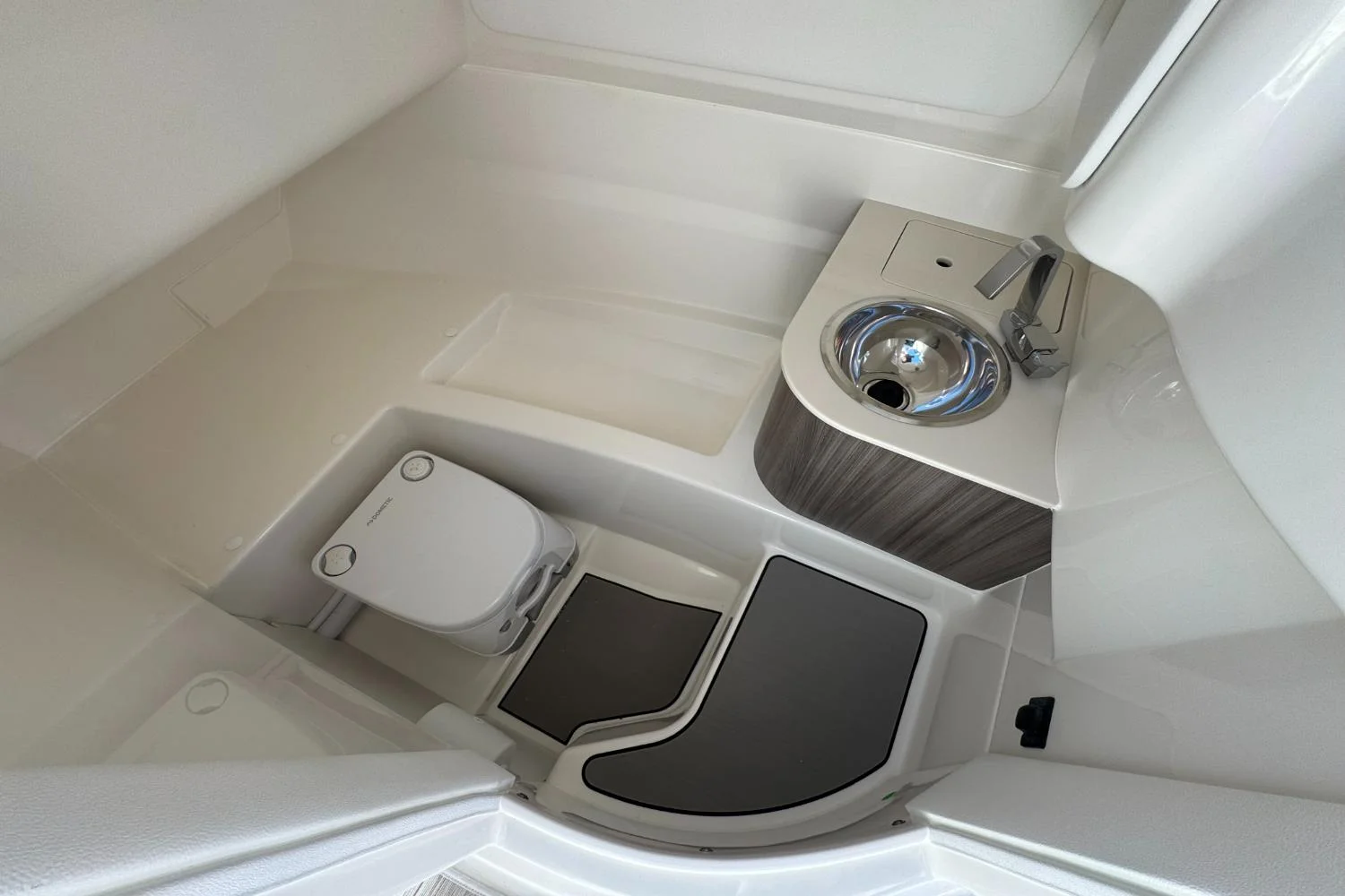 2026 Sea Ray SDX 250 Outboard Image Thumbnail #21