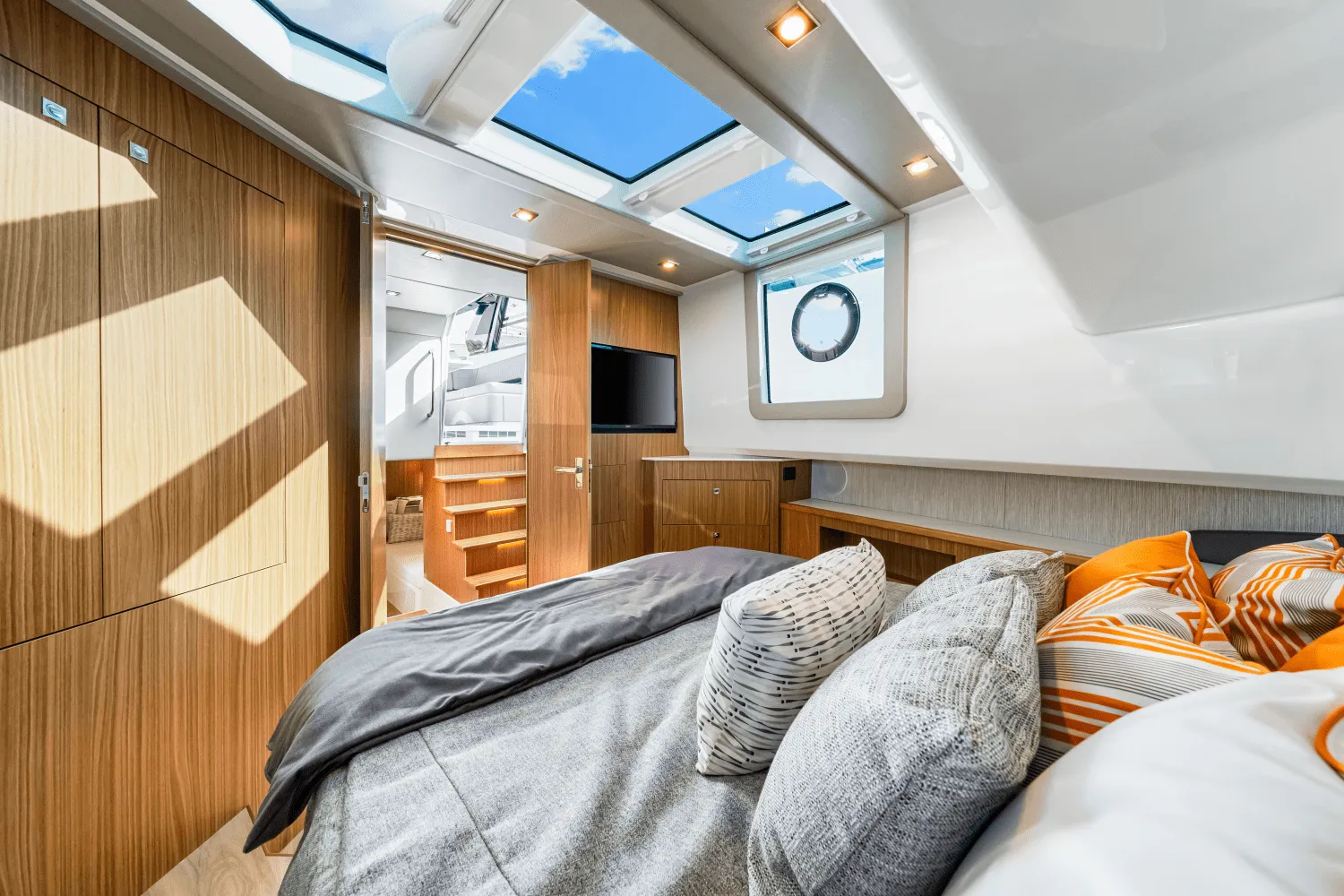 2026 Cruisers Yachts 50GLS OB Image Thumbnail #38